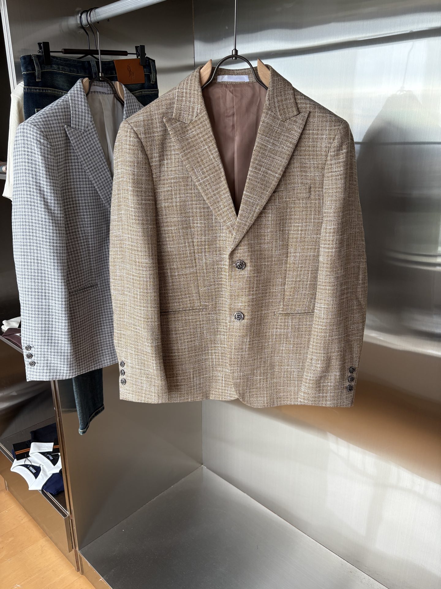 NO:516544,L;p new men's business singles!  The ultra-high-end top-tier ready-to-wear handmade series, the best in the field of suits, the world-recognized top-grade fabrics and craftsmanship level, and high-density fibers make the texture and comfort of the fabric reach the peak. The visual effect of drooping and gloss is first-class, beautiful and elegant, with gorgeous texture, and excellent gloss exudes a luxurious temperament. The fabric has been treated with no iron and wrinkle-free process and is very squeaked and stylish. The exquisite traditional handicrafts make the threads tightly sewn with silk, and has exclusive and excellent cutting technology, which conforms to rigorous ergonomic design. It is the first choice for urban elite men. It has perfect quality and first-class quality. It is very classy and stylish when giving gifts for your own use!  Code number M 3XL, business suit,alexander wang19860909L;p新款男士商务单西！超高端顶尖一线成衣手工系列,西装领域里的佼佼者,世界公认的顶级面料和工艺水平,高密度支数纤维,让面料的质感与舒适感达到登峰造极,垂感和光泽的视觉效果一流,绝美而优雅,肌理华丽十足,极好的光泽度透着贵奢气质,面料经过免烫抗皱工艺处理,非常挺刮有型,精湛的传统手工艺全贡针让走线严缝丝合,且拥有独家精良的裁剪技术,符合严谨的人体工程学设计,都市精英男士首选,品相完美一流,送礼自用都档次逼格十足！ 码数M 一3XL,,business suit,alexander wang,Men's clothing