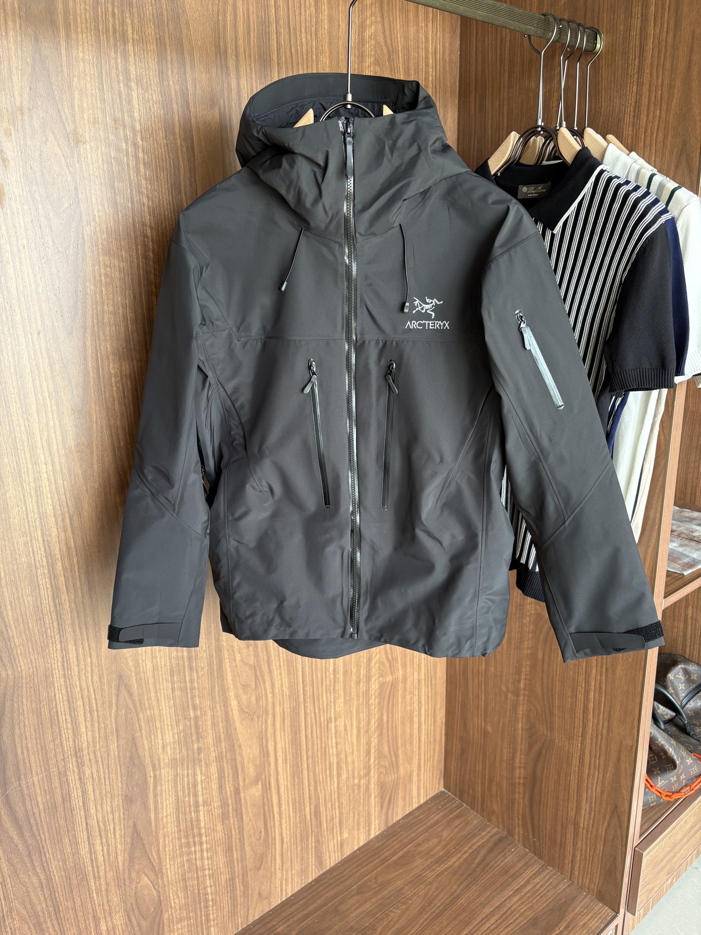 NO:507048,Top-up Beta SL jacket is a high-performance jacket designed for outdoor adventure. It is made of GORE-TEX fabric. It has excellent waterproof and breathable properties to ensure that it remains dry and comfortable in bad weather. Its high-quality design makes it easy to carry and is ideal for long-term hiking and traveling. The new Beta SL color is not only fashionable and eye-catching, but also increases visibility during outdoor activities and improves safety. The unique StormHood hood design provides comprehensive head protection without affecting the field of view. The underarm zipper design enhances breathability and prevents overheating. Whether it is mountaineering, hiking or daily commuting, the Archaeoptera Beta SL Sequoia jacket is an indispensable choice for you. Size M-XXXL, arc'teryx, jackets & coats,hats,alexander wang19860909爆款 顶配 Beta SL冲锋衣是一款专为户外探险设计的高性能外套. 采用GORE-TEX 面料. 具备卓越的防水透气性能,确保在恶劣天气下依然保持干爽舒适. 其高质量设计使其便于携带,非常适合长时间的徒步和旅行. Beta SL新色不仅时尚亮眼,还增加了户外活动中的可见性,提升安全性.独特的 StormHood帽兜设计,提供全面的头部保护,同时不影响视野. 腋下拉链设计增强了透气性,防止过热.无论是登山、徒步还是日常通勤,始祖鸟Beta SL红杉色冲锋衣都是您不可或缺的理想选择. 尺码M-XXXL,arc'teryx,jackets & coats,hats,alexander wang,Men's clothing