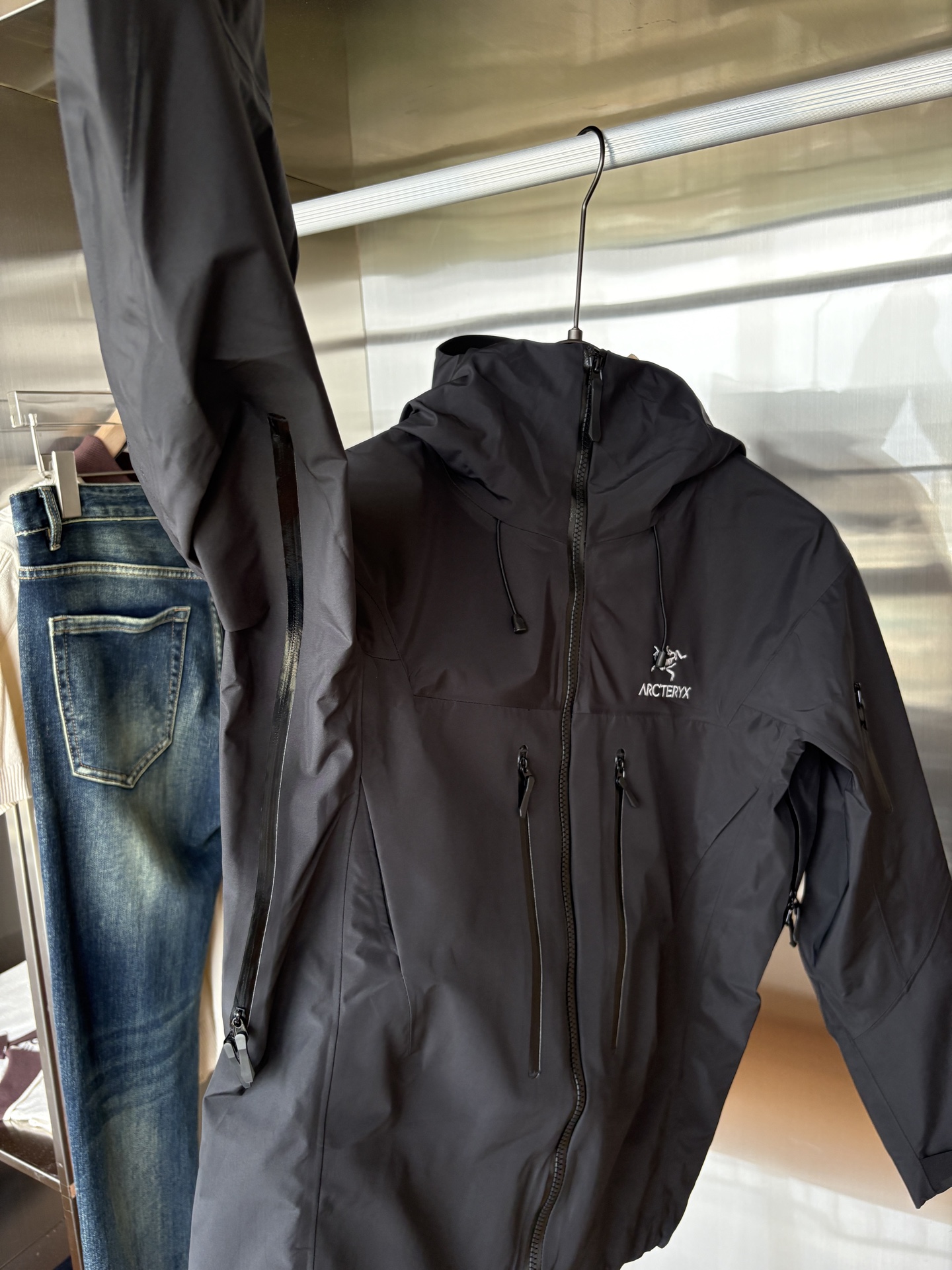 爆款 顶配 Beta SL冲锋衣是一款专为户外探险设计的高性能外套。
采用GORE-TEX 面料。
具备