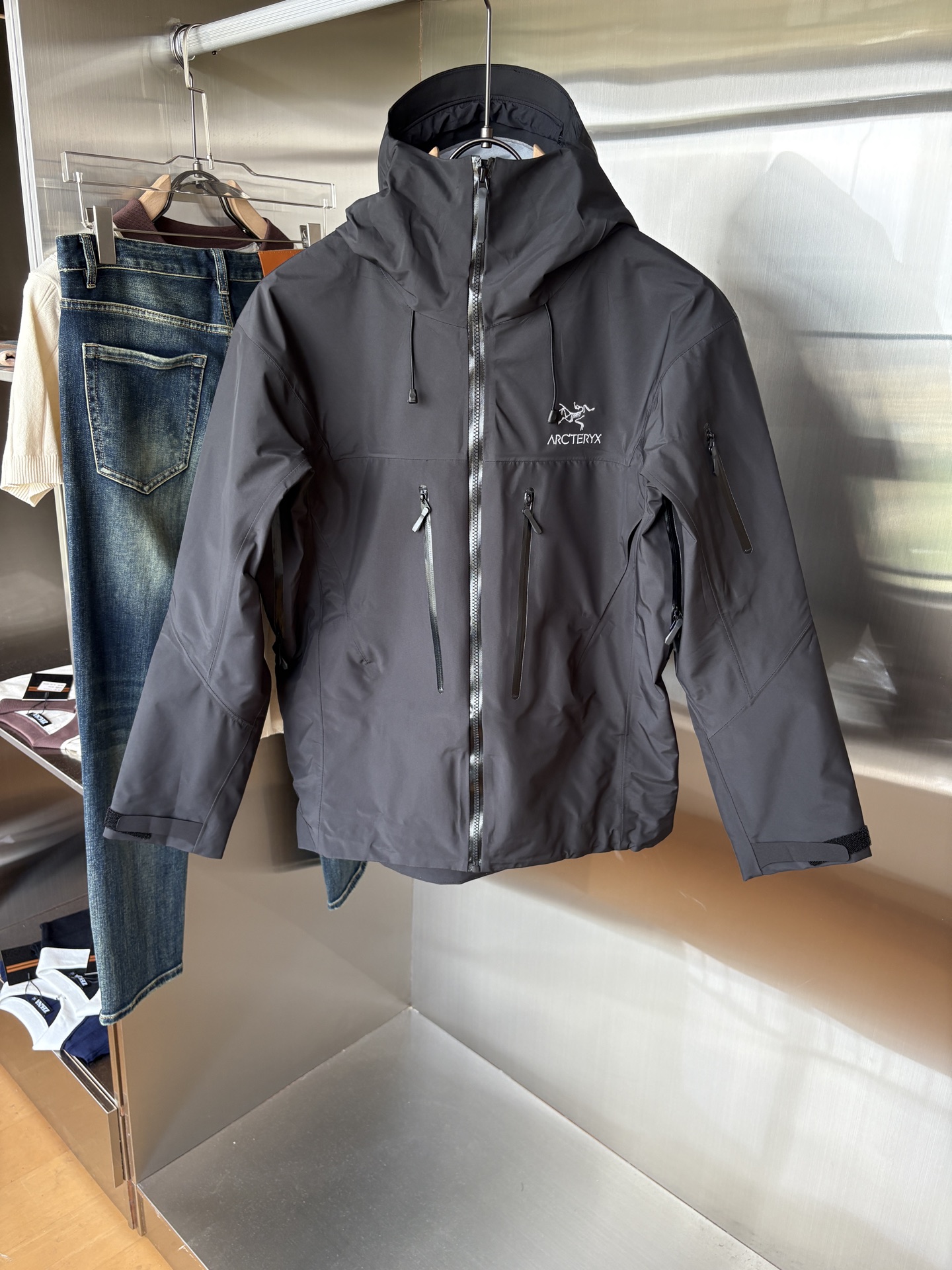 NO:502489,Top-up Beta SL jacket is a high-performance jacket designed for outdoor adventure. It is made of GORE-TEX fabric. It has excellent waterproof and breathable properties to ensure that it remains dry and comfortable in bad weather. Its high-quality design makes it easy to carry and is ideal for long-term hiking and traveling. The new Beta SL color is not only fashionable and eye-catching, but also increases visibility during outdoor activities and improves safety. The unique StormHood hood design provides comprehensive head protection without affecting the field of view. The underarm zipper design enhances breathability and prevents overheating. Whether it is mountaineering, hiking or daily commuting, the Archaeoptera Beta SL Sequoia jacket is an indispensable choice for you. Size M-XXXL, arc'teryx, jackets & coats,hats,alexander wang19860909爆款 顶配 Beta SL冲锋衣是一款专为户外探险设计的高性能外套. 采用GORE-TEX 面料. 具备卓越的防水透气性能,确保在恶劣天气下依然保持干爽舒适. 其高质量设计使其便于携带,非常适合长时间的徒步和旅行. Beta SL新色不仅时尚亮眼,还增加了户外活动中的可见性,提升安全性.独特的 StormHood帽兜设计,提供全面的头部保护,同时不影响视野. 腋下拉链设计增强了透气性,防止过热.无论是登山、徒步还是日常通勤,始祖鸟Beta SL红杉色冲锋衣都是您不可或缺的理想选择. 尺码M-XXXL,arc'teryx,jackets & coats,hats,alexander wang,Men's clothing