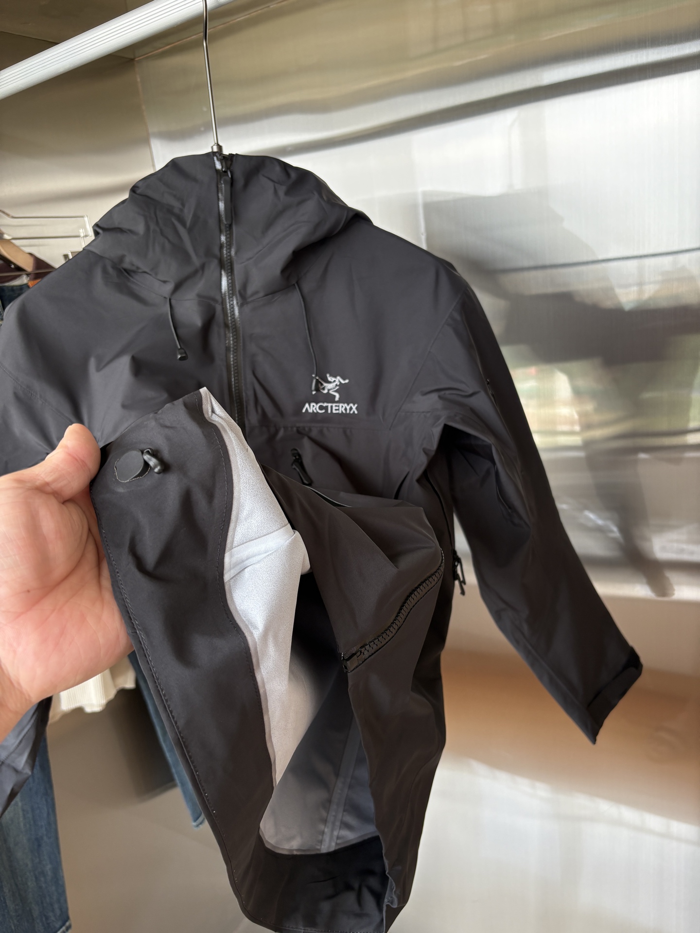 爆款 顶配 Beta SL冲锋衣是一款专为户外探险设计的高性能外套。
采用GORE-TEX 面料。
具备