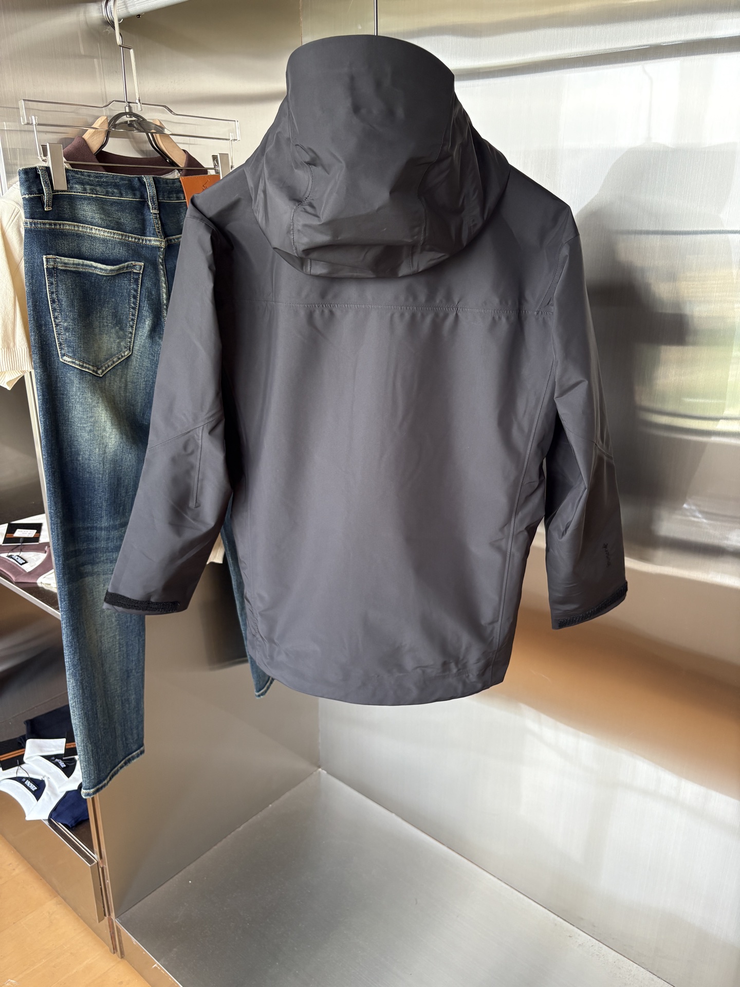 爆款 顶配 Beta SL冲锋衣是一款专为户外探险设计的高性能外套。
采用GORE-TEX 面料。
具备