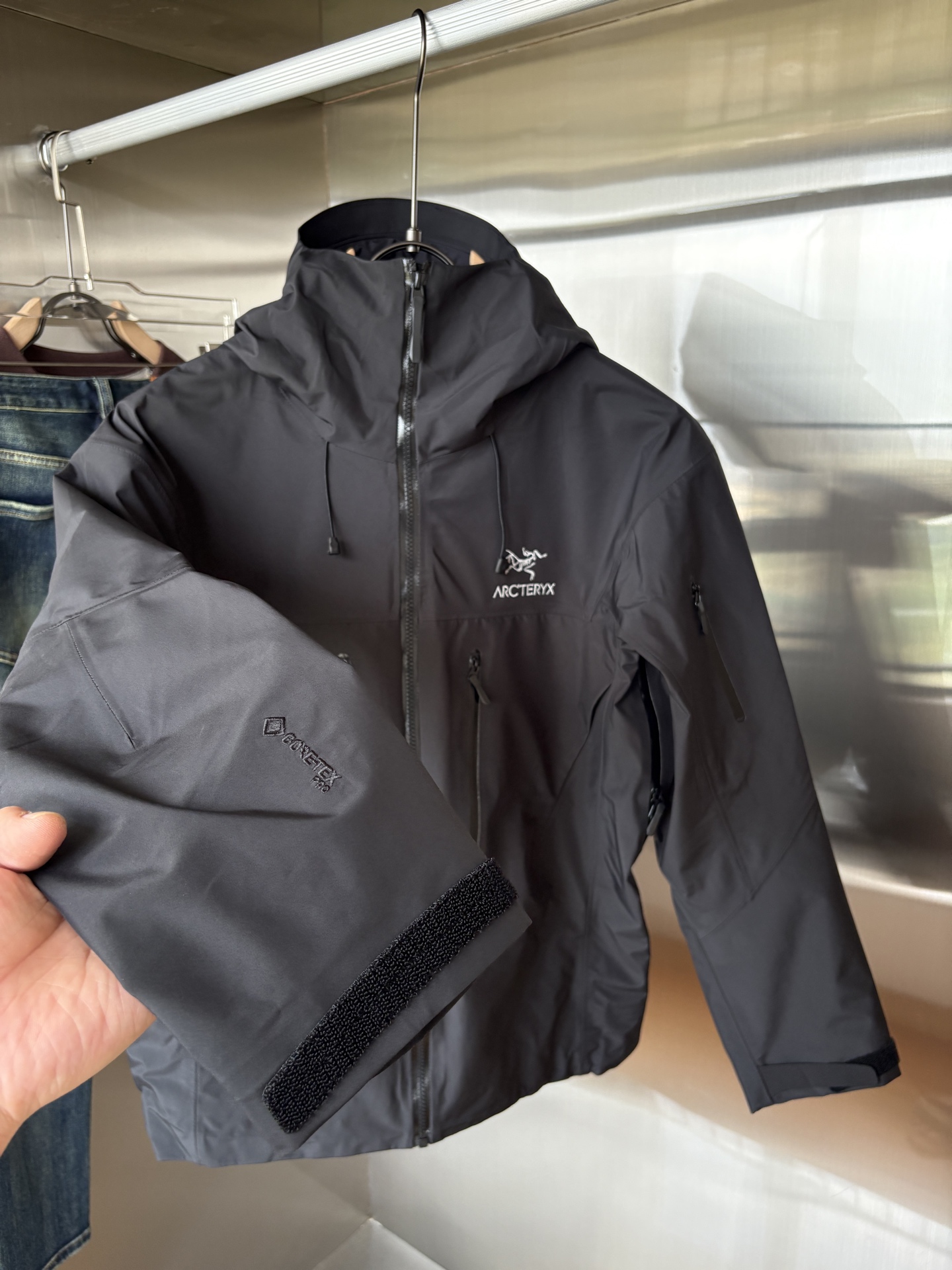 爆款 顶配 Beta SL冲锋衣是一款专为户外探险设计的高性能外套。
采用GORE-TEX 面料。
具备