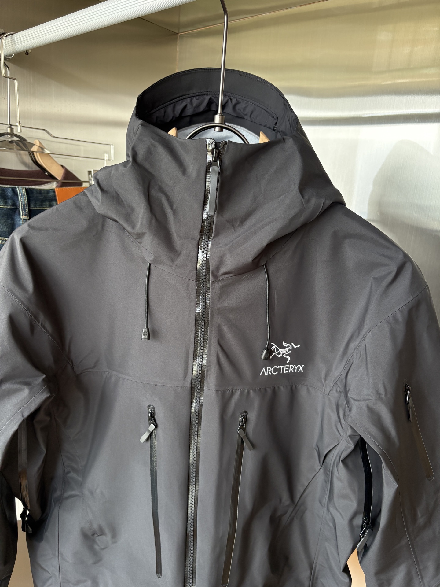 爆款 顶配 Beta SL冲锋衣是一款专为户外探险设计的高性能外套。
采用GORE-TEX 面料。
具备