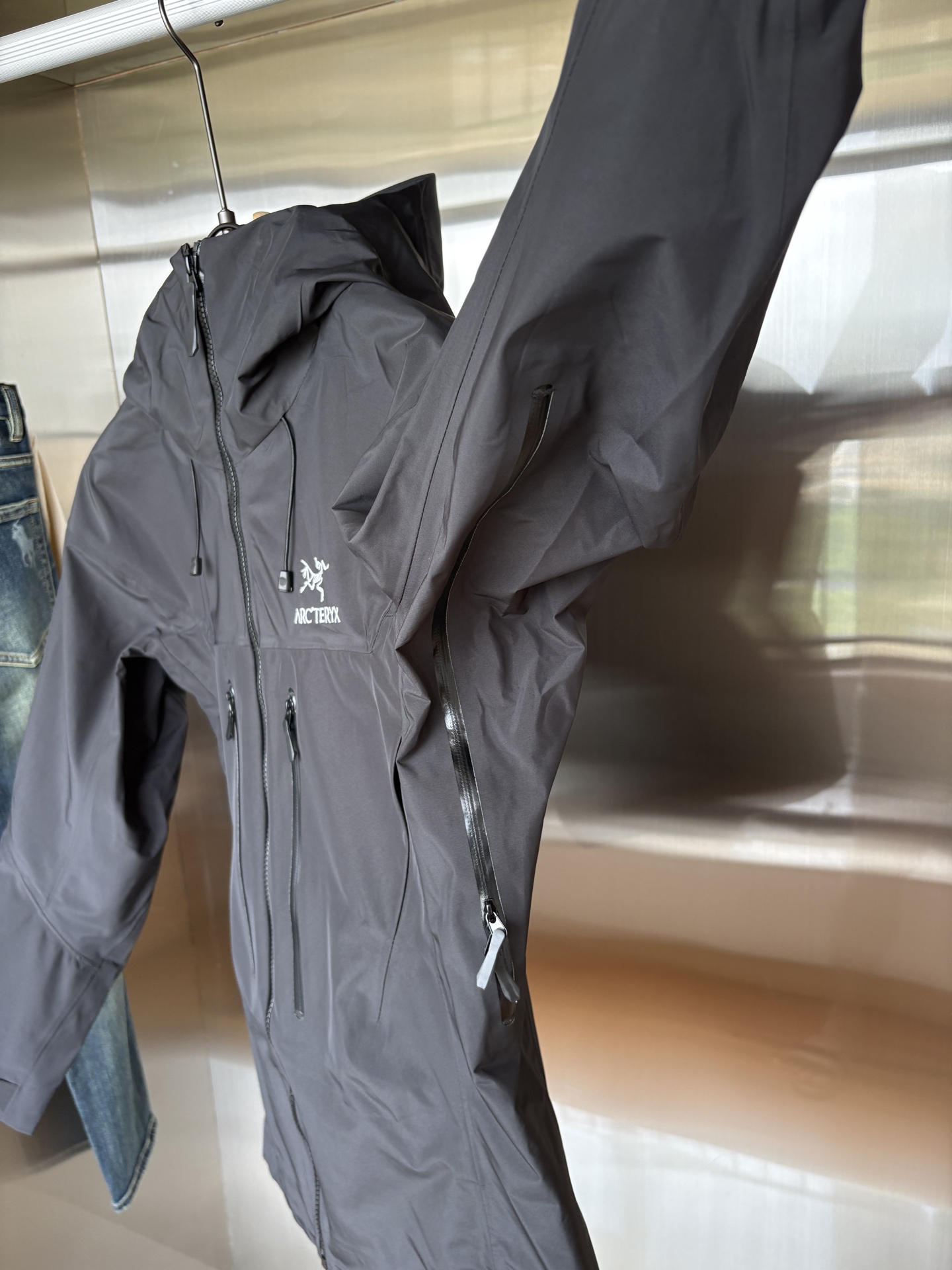 爆款 顶配 Beta SL冲锋衣是一款专为户外探险设计的高性能外套。
采用GORE-TEX 面料。
具备