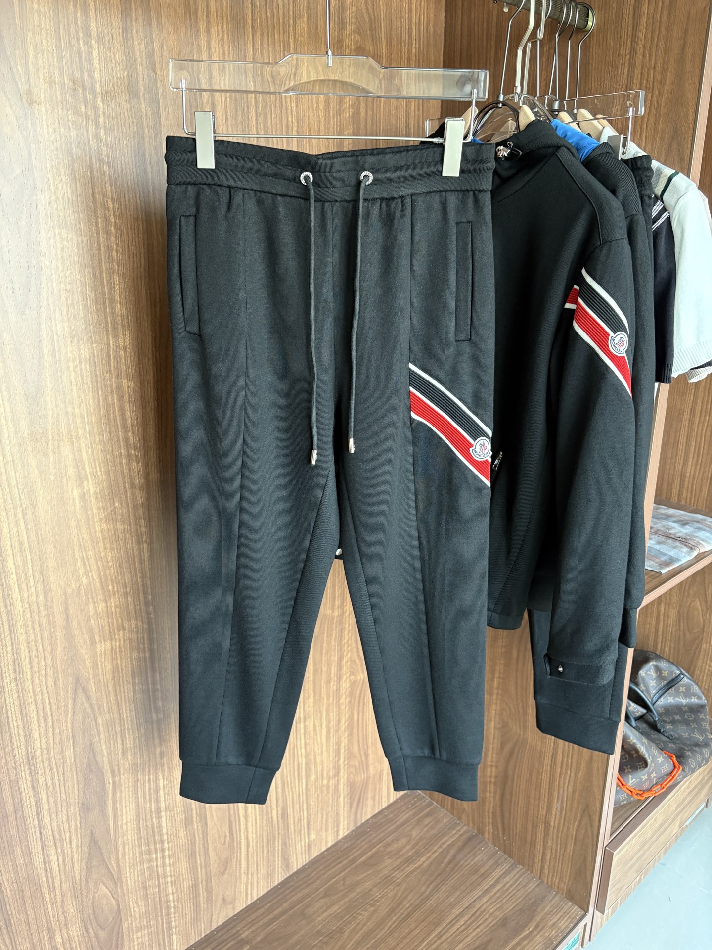 NO:499196,Heavy recommendation Men's suit Simple and versatile, not picky for people to wear, waist elastic drawstring design Export order standard, all details are handled in place; special 3D three-dimensional surround cutting technology, which has both the velvet texture of wool and the skin-friendly and comfortable feeling of hoodies, soft and glutinous feel, without losing backbone, good stretchability, good warmth, delicate and delicate texture, very high density, long-lasting wear, no fading and no deformation after washing M-3XL,, 19860909重磅推荐 男士套装 简约百搭款,不挑人穿,腰部松紧抽绳设计 出口订单标准,所有细节处理都非常到位；采用特殊3D立体环绕裁剪工艺 ,既有羊毛的绒绒质感,又有卫裤的亲肤舒适感,手感软糯,而又不失骨干,穿着舒展性好,保暖性好,纹理细腻精致,密度非常得高,久穿久洗不褪色不变形 M-3XL,, ,Men's clothing