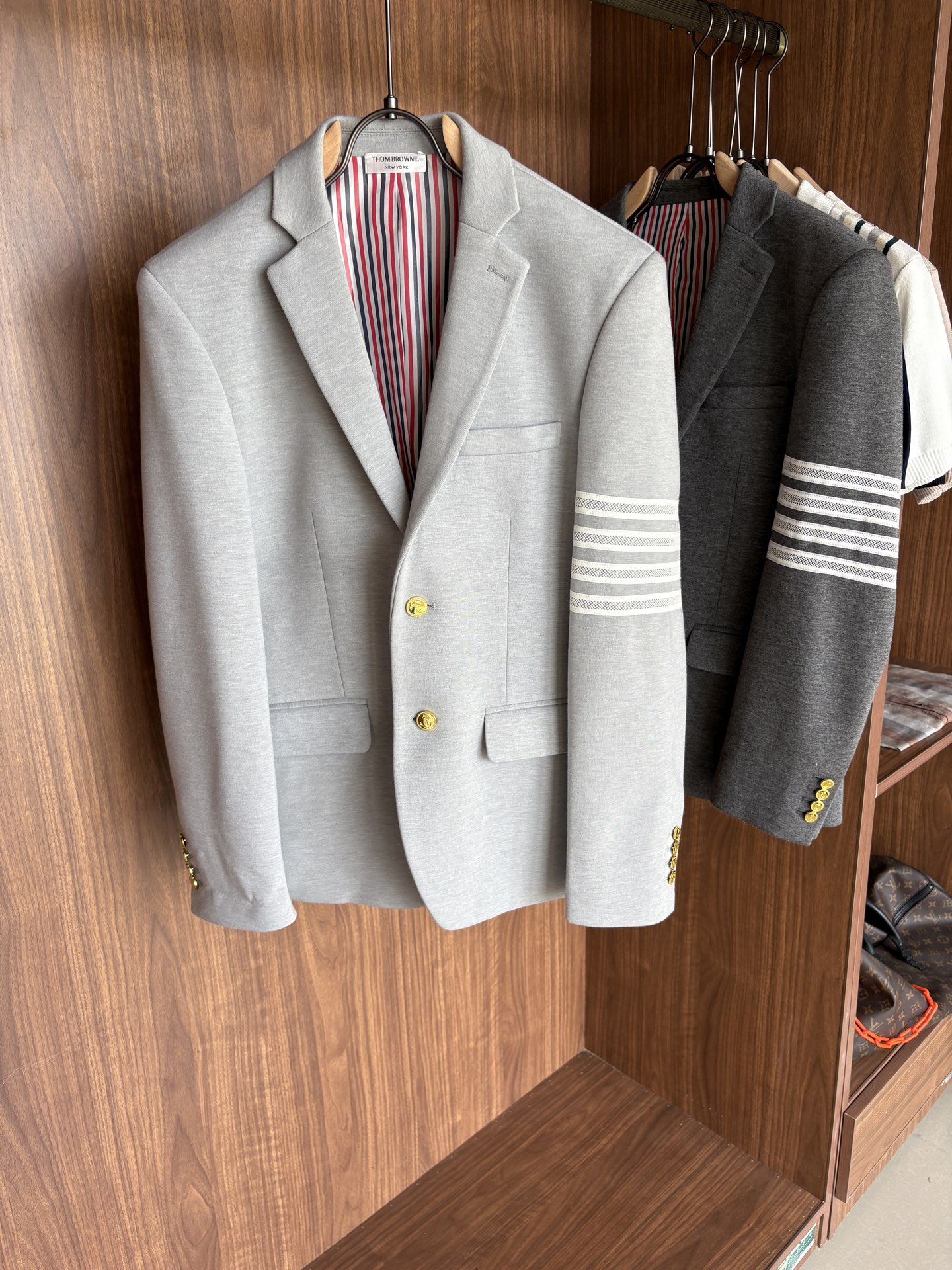 NO:499193,(New product) TB new classic three-pin buckle fashionable wool single, the same classic color wool wool wool, the same classic color wool wool wool logo, casual lapel suit jacket!  Trading company channels TB reputation channel orders are rare, you should not miss the channel ruthless goods, there is no problem with all kinds of details, and the first-class hard-core quality quality control!  This single-size selection is made of imported wool materials. It is definitely not the ordinary nylon cotton yarn on the market. It has a precise feel, good breathability and extension, classic stripes and color details inside, and a flat, smooth and anti-static surface!  The brand new 3D cutting ratio and classic three-pin buckle design have a clear muscles and bones that can better modify the body shape, which is very suitable for daily wear of OLs in the workplace!  The classic colour of the sleeves and arms are woven in four bar logos, and the grosgrain jacquard strips are woven in instrumental jacquard. The red, white and blue stripes are oily in color and texture are integrated, demonstrating the distinctive luxury charm of the brand!  Customized natural mother buckle details are provided for customer-supply, with smooth, round and shiny texture, which brings the sense of luxury to the extreme!  As the most stylish outfit, especially the 'project' of successful people, suits must be equipped with your status and have a strong sense of resilience in the workplace. This TB is the best choice!  Size 1-5 Size 1 shoulder width 42cm-bust 100cm-length 66cm-sleeve length 60cm 2 Size shoulder width 43cm-bust 104cm-length 68cm-sleeve length 61cm 3 Size shoulder width 44cm-bust 108cm-leeve length 70cm-sleeve length 62cm 4 Size shoulder width 45cm-bust 112cm-leeve length 72cm-sleeve length 63cm 5 Sleeve width 46cm-bust 116cm-leeve length 74cm-sleeve length 64cm Size recommended (standard version) Height 174-140 catties, try on 2 sizes appropriate!  Boys choose 1 size within kilograms, 2 sizes for -140 kilograms, 3 sizes for 140-155 kilograms, 4 sizes for 155-170 kilograms, 5 sizes for 170-185 kilograms!  All girls can choose 1 size!  ,,jackets & coats,alexander wang19860909(新品)TB新款经典三粒扣时尚羊毛单西,男女同款经典色织四条杠标识休闲翻领西服外套！贸易公司渠道TB口碑渠道订单稀出,你不容错过的渠道狠货,各种细节做工都没有问题,品控一流的硬核精品！ 此款单西精选客供进口羊毛材质打造,绝非市面上一般的尼龙棉纱,具备精密的手感,良好的透气性和延长性,内里经典条纹色泽细节,垫面平整光滑抗静电！焕然一新的3D裁剪比例,经典的三粒扣设计,筋骨分明更能修饰身型,非常适合职场OL日常穿着搭配！袖臂经典色织四条杠标识,后领罗缎提花彩条,采用器械式提花工艺编织而成,红白蓝条纹色泽油润,纹理一体化,彰显鲜明的品牌独特奢华魅力！客供定制天然母贝扣细节,质感光滑圆润有光泽,更是将奢华感展现到极致！西服作为最有格调的着装,特别是成功人士的门面“工程”,要标配起你们的身份地位,在职场中游韧有余,这款TB莫过于最好的选择！尺码1-5 1码肩宽42cm-胸围100cm-衣长66cm-袖长60cm 2码肩宽43cm-胸围104cm-衣长68cm-袖长61cm 3码肩宽44cm-胸围108cm-衣长70cm-袖长62cm 4码肩宽45cm-胸围112cm-衣长72cm-袖长63cm 5码肩宽46cm-胸围116cm-衣长74cm-袖长64cm 尺码推荐（标准版型） 身高174-140斤,试穿2码合适！ 男生体重斤以内选择1码,-140斤选择2码,140-155斤选择3码,155-170斤选择4码,170-185斤选择5码！ 女生全部选择1码即可！,,jackets & coats,alexander wang,Men's clothing