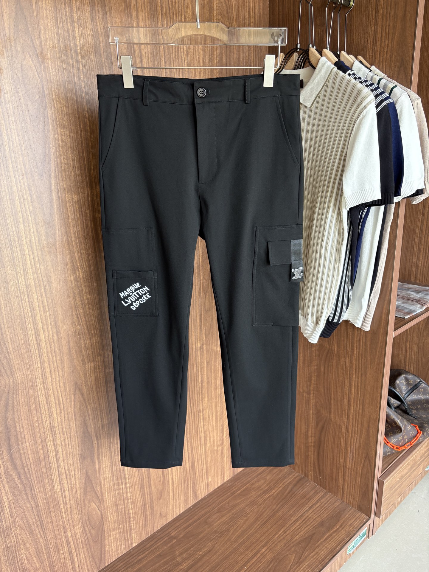 NO:499215,Foreign trade company orders men's casual pants. The standard slim straight fit style has a smooth touch~ but it has a crisp and tough texture!  !  Wearing close to the body is very refreshing and energetic. Classic color, because it is simple. Let’s talk about its workmanship, the wiring, turning, edge wrapping and jujube are neat and neat, meticulous. M-3XL,,alexander wang19860909外贸易公司订单 男士休闲裤 标准的修身直筒版型手感柔滑~却又不失挺括的钢韧质感！！贴身穿着非常的清爽、精神. 经典的颜色,因为它是简单 再说说它的做工,里里外外的走线、车工、包边和打枣都整洁利索,一丝不苟 M-3XL,,alexander wang,Men's clothing