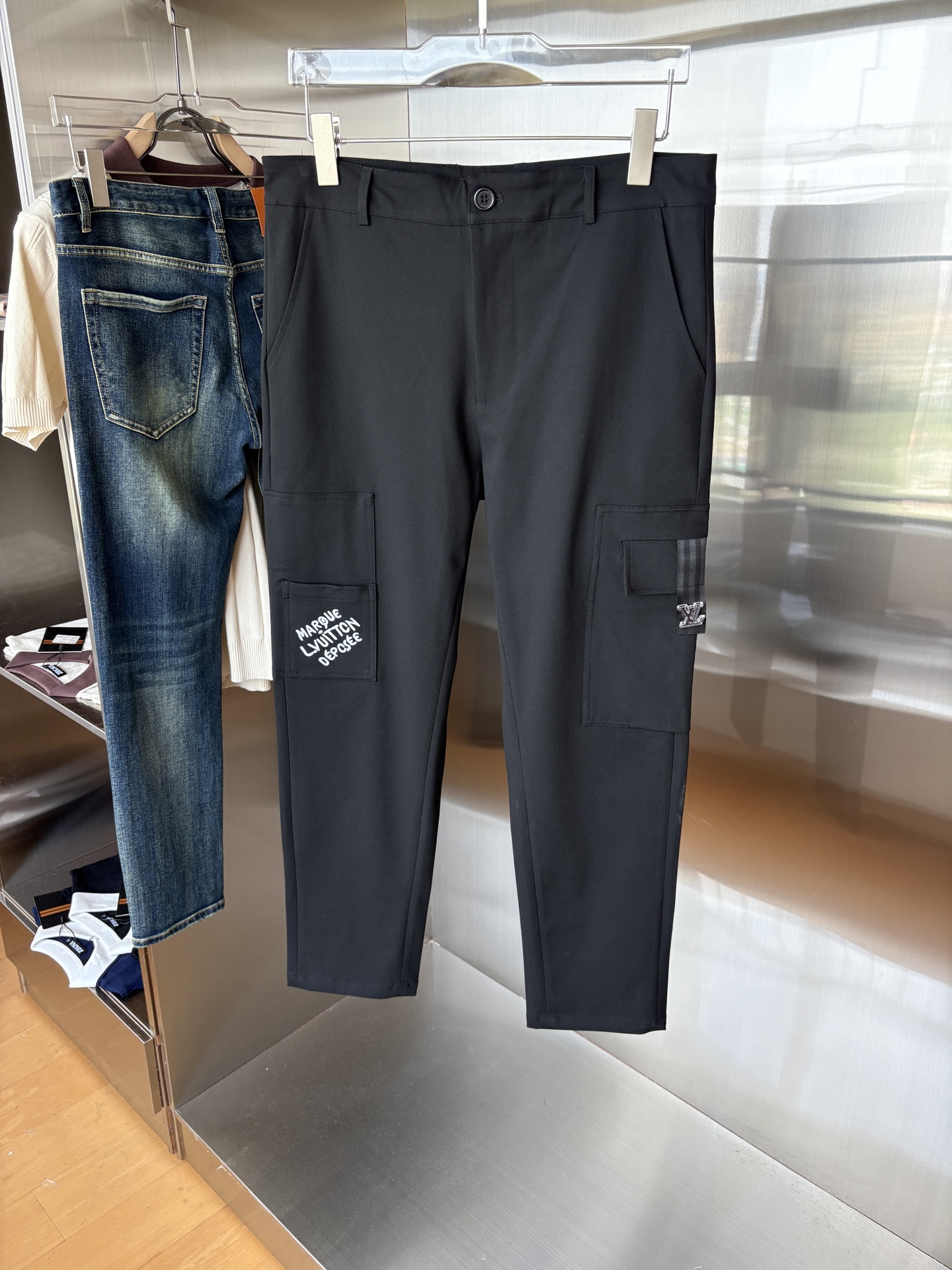 NO:499271,Foreign trade company orders men's casual pants. The standard slim straight fit style has a smooth touch~ but it has a crisp and tough texture!  !  Wearing close to the body is very refreshing and energetic. Classic color, because it is simple. Let’s talk about its workmanship, the wiring, turning, edge wrapping and jujube are neat and neat, meticulous. M-3XL,,alexander wang19860909外贸易公司订单 男士休闲裤 标准的修身直筒版型手感柔滑~却又不失挺括的钢韧质感！！贴身穿着非常的清爽、精神. 经典的颜色,因为它是简单 再说说它的做工,里里外外的走线、车工、包边和打枣都整洁利索,一丝不苟 M-3XL,,alexander wang,Men's clothing