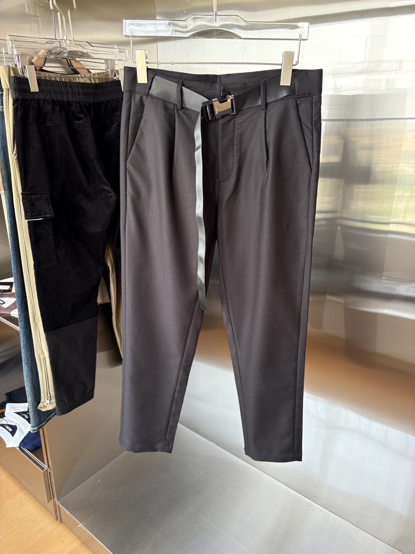 NO:499188,Foreign trade company orders men's casual pants. The standard slim straight fit style has a smooth touch~ but it has a crisp and tough texture!  !  Wearing close to the body is very refreshing and energetic. Classic color, because it is simple. Let’s talk about its workmanship, the wiring, turning, edge wrapping and jujube are neat and neat, meticulous. M-3XL,,alexander wang19860909外贸易公司订单 男士休闲裤 标准的修身直筒版型手感柔滑~却又不失挺括的钢韧质感！！贴身穿着非常的清爽、精神. 经典的颜色,因为它是简单 再说说它的做工,里里外外的走线、车工、包边和打枣都整洁利索,一丝不苟 M-3XL,,alexander wang,Men's clothing