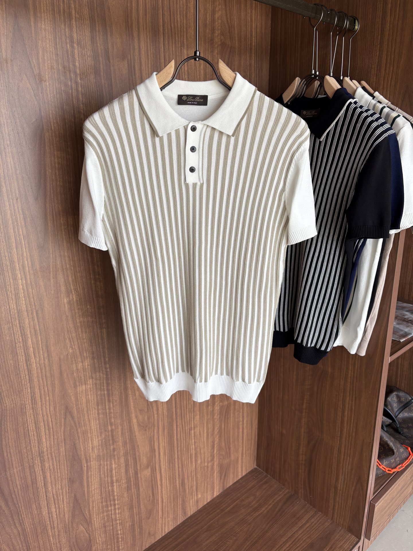 NO:499236,Time-consuming King' diamond jacquard design selects ultra-fine high-quality yarn lapel short-sleeved men's collection 'Time-consuming King' round neck and elegant craftsmanship, which is high-end when touching the skin. Craftsmanship and diamond hollow jacquard, three-dimensional diamond jacquard that takes several months to carve, woven architectural aesthetic texture between warp and weft, and the light and shadow penetrate, showing low-key luxury when light and shadow penetrate, and every move shows low-key luxury. Classic grid lapel short-sleeved design Simple lapel outlines neat lines, short-sleeved cut adapts to multiple scenes - layered suits during business meetings show elegance, casual wear reveals gentleman's taste, and the collection style never fades. The ultimate quality testimony of details Precision turning ensures that the seams are flat, the bone position is reinforced and durable without deformation; the neckline threads have been washed and tested, and they are still as crisp as new as they wear for a long time, and every detail is a testimony of 'time-consuming'. Code M-3XL001  020, T-shirt,business suit,alexander wang19860909耗时王”菱形提花设计甄选超细优质纱线翻领短袖男士典藏款「耗时王」圆领奢雅工艺,触肤即高阶. 匠心底蕴菱形镂空提花 耗时数月雕琢的立体菱形提花,经纬间织就建筑美学肌理,光影穿透时显隐交错,举手投足尽展低调奢华. 经典型格翻领短袖设计 简约翻领勾勒利落线条,短袖剪裁适配多场景——商务会晤时叠搭西装显儒雅,休闲时光单穿流露绅士品味,典藏款型永不褪色. 细节至臻品质见证 精密车工确保接缝平整,骨位加固耐穿不变形；领口螺纹经水洗测试,久穿仍挺括如新,每一处细节皆为「耗时」证言. 码数M-3XL001 020,,T-shirt,business suit,alexander wang,Men's clothing