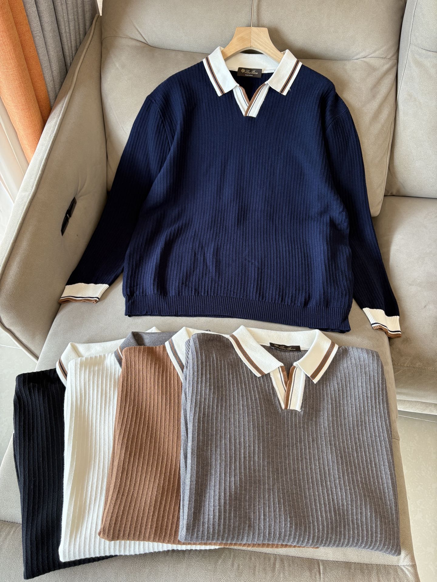 耗时王”菱形提花设计甄选超细优质纱线翻领短袖男士典藏款「耗时王」长袖针织奢雅工艺，触肤即高阶。• 匠心底