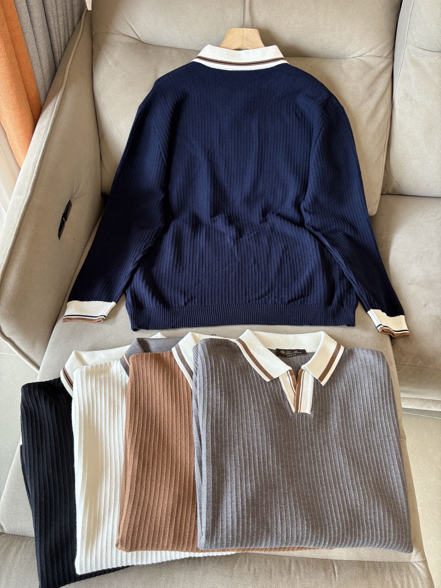 耗时王”菱形提花设计甄选超细优质纱线翻领短袖男士典藏款「耗时王」长袖针织奢雅工艺，触肤即高阶。• 匠心底