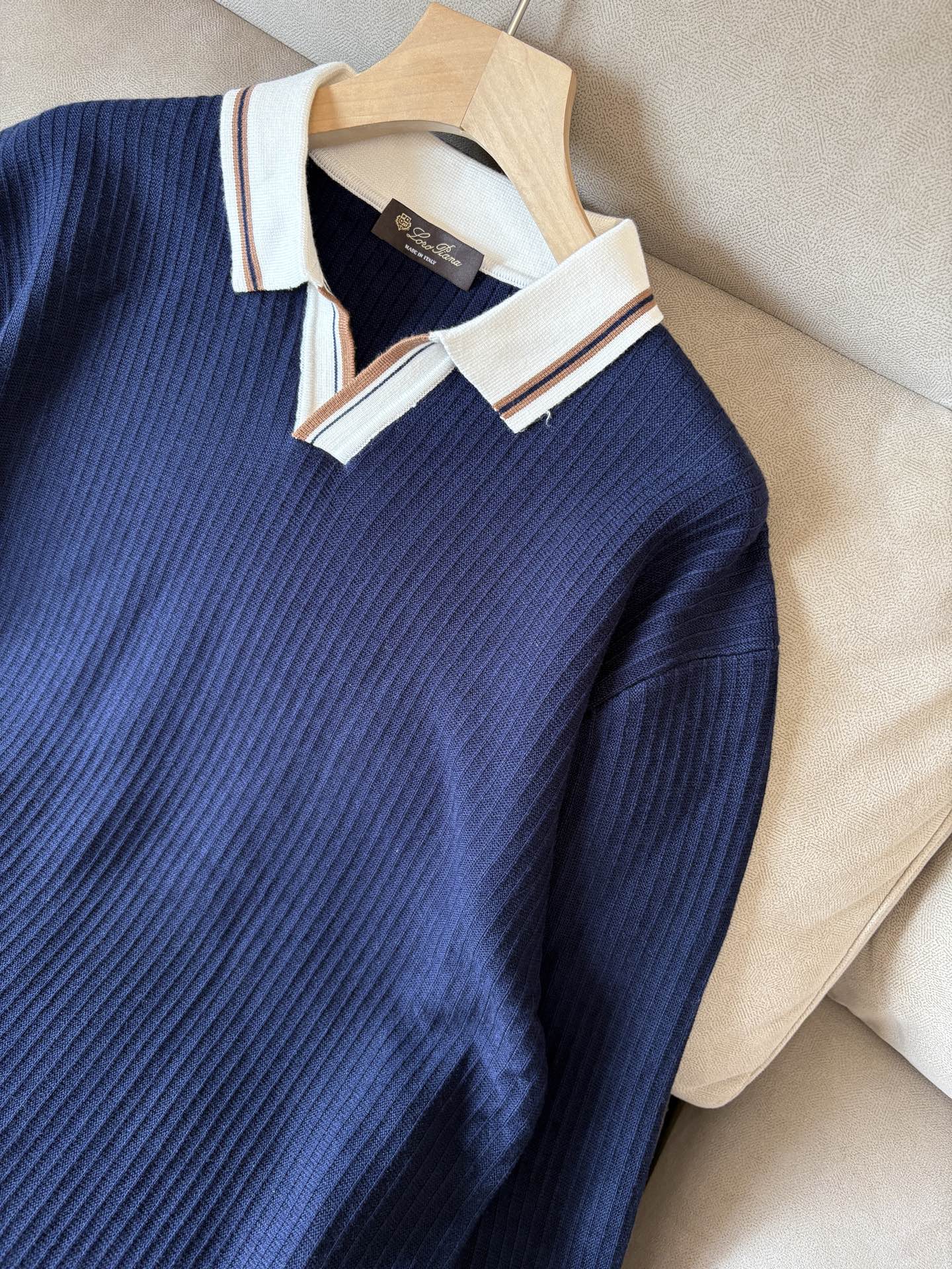 耗时王”菱形提花设计甄选超细优质纱线翻领短袖男士典藏款「耗时王」长袖针织奢雅工艺，触肤即高阶。• 匠心底