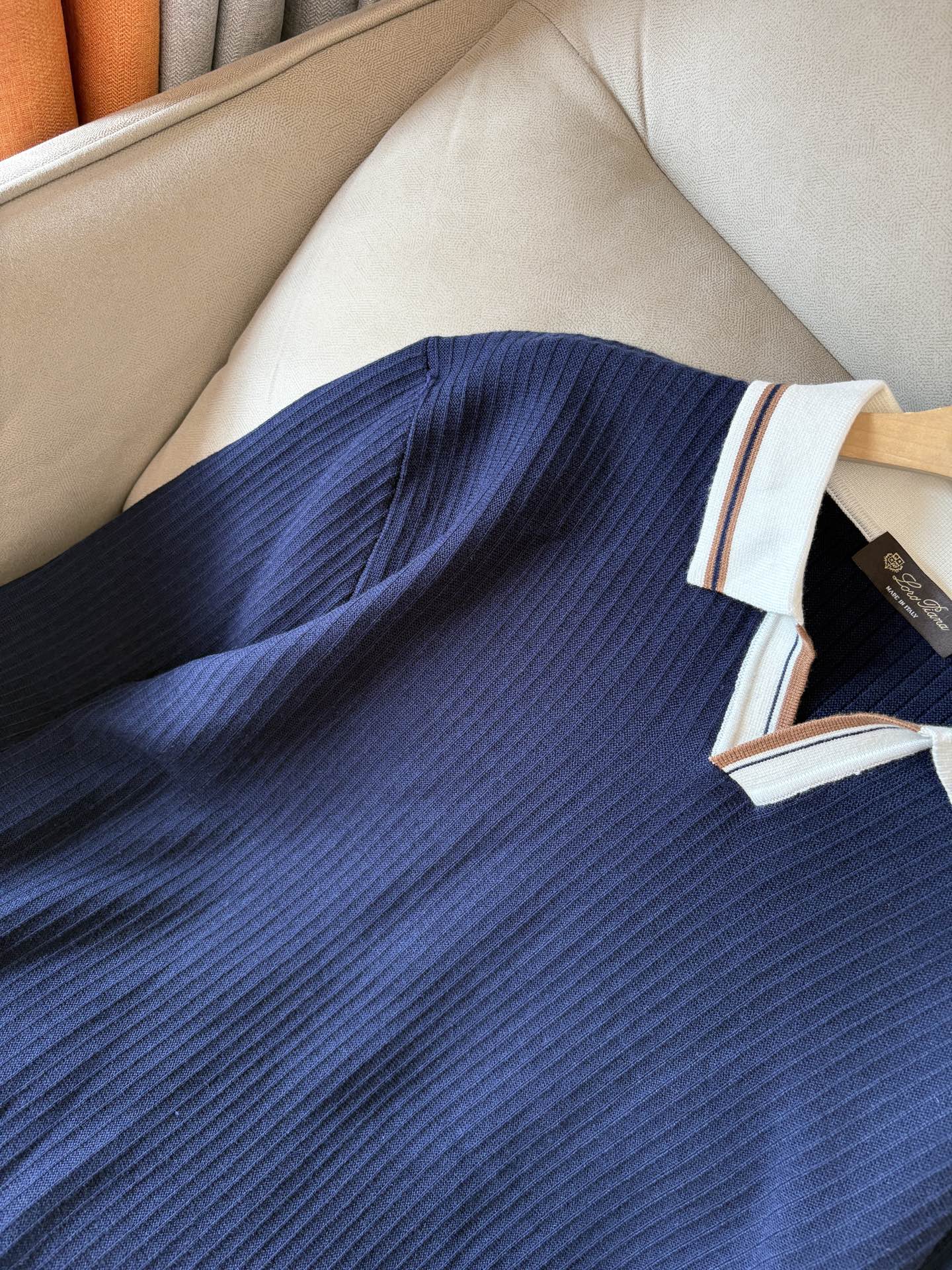 耗时王”菱形提花设计甄选超细优质纱线翻领短袖男士典藏款「耗时王」长袖针织奢雅工艺，触肤即高阶。• 匠心底