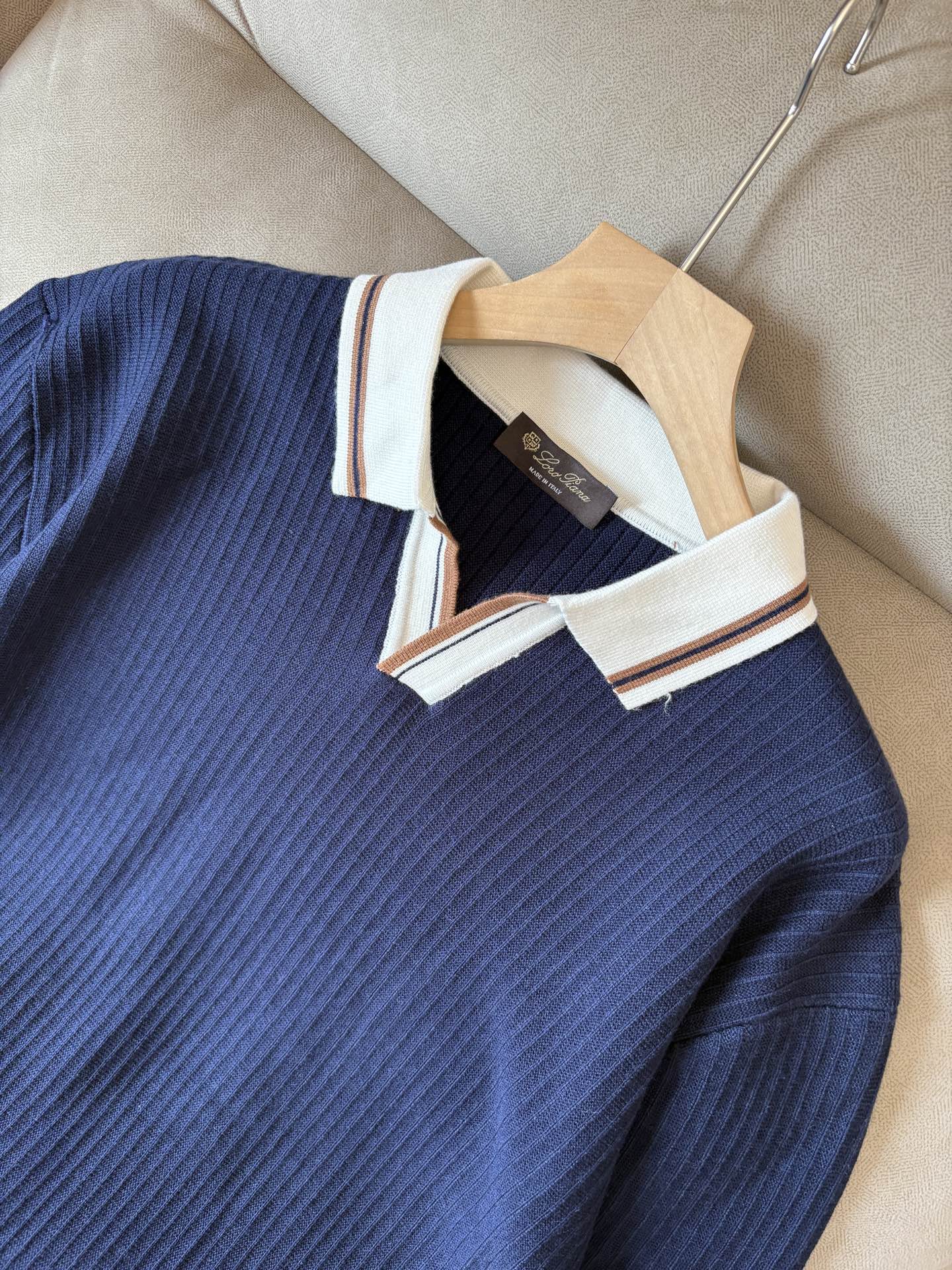 耗时王”菱形提花设计甄选超细优质纱线翻领短袖男士典藏款「耗时王」长袖针织奢雅工艺，触肤即高阶。• 匠心底