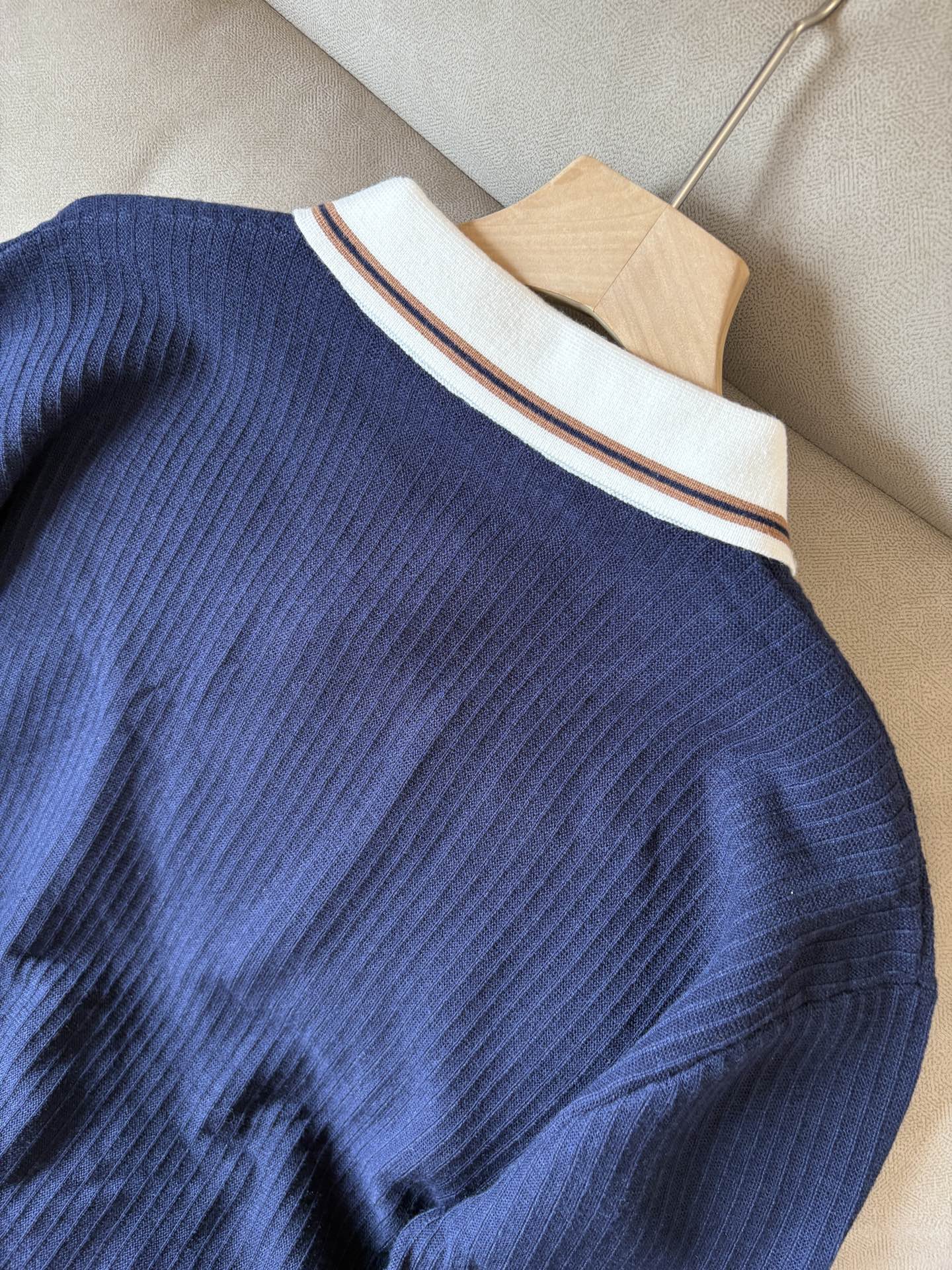 耗时王”菱形提花设计甄选超细优质纱线翻领短袖男士典藏款「耗时王」长袖针织奢雅工艺，触肤即高阶。• 匠心底