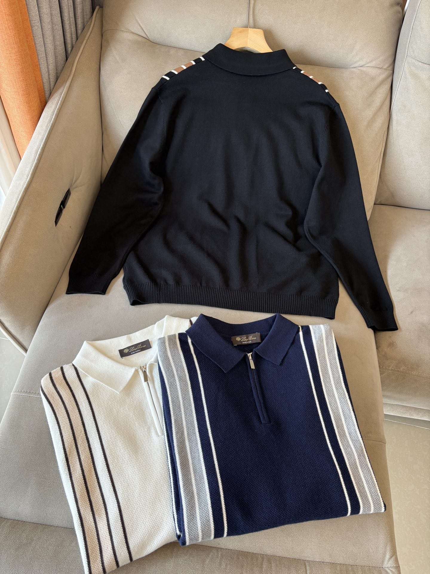 耗时王”菱形提花设计甄选超细优质纱线翻领短袖男士典藏款「耗时王」长袖针织奢雅工艺，触肤即高阶。• 匠心底