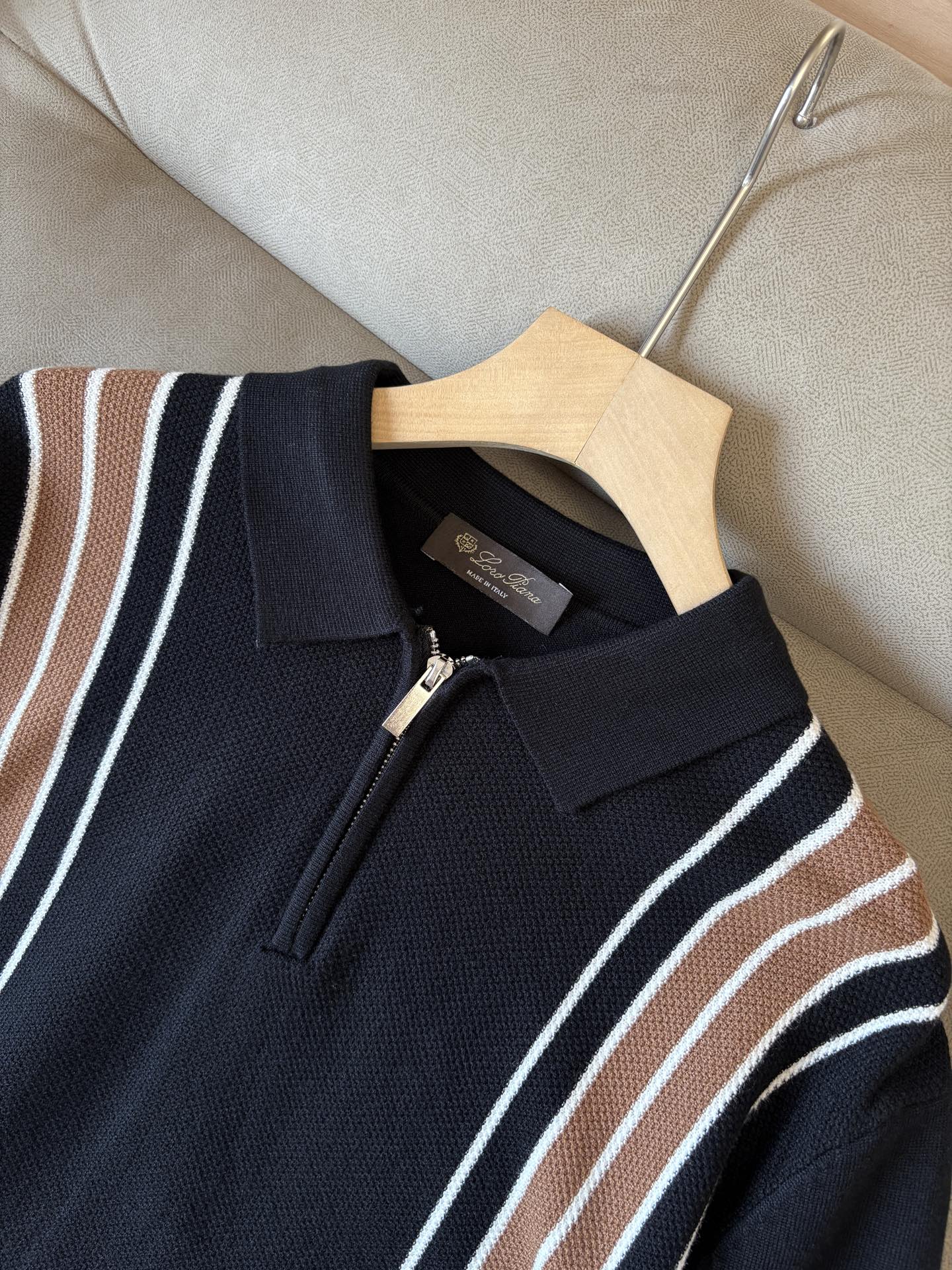 耗时王”菱形提花设计甄选超细优质纱线翻领短袖男士典藏款「耗时王」长袖针织奢雅工艺，触肤即高阶。• 匠心底