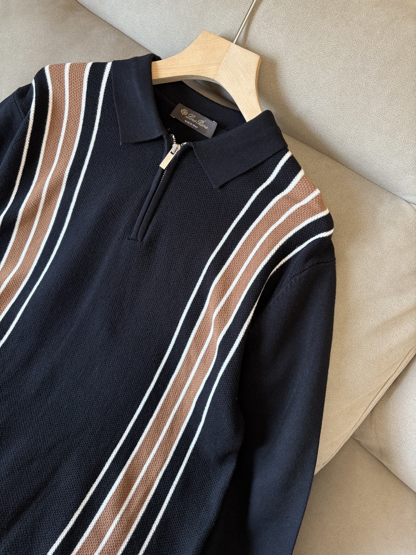 耗时王”菱形提花设计甄选超细优质纱线翻领短袖男士典藏款「耗时王」长袖针织奢雅工艺，触肤即高阶。• 匠心底