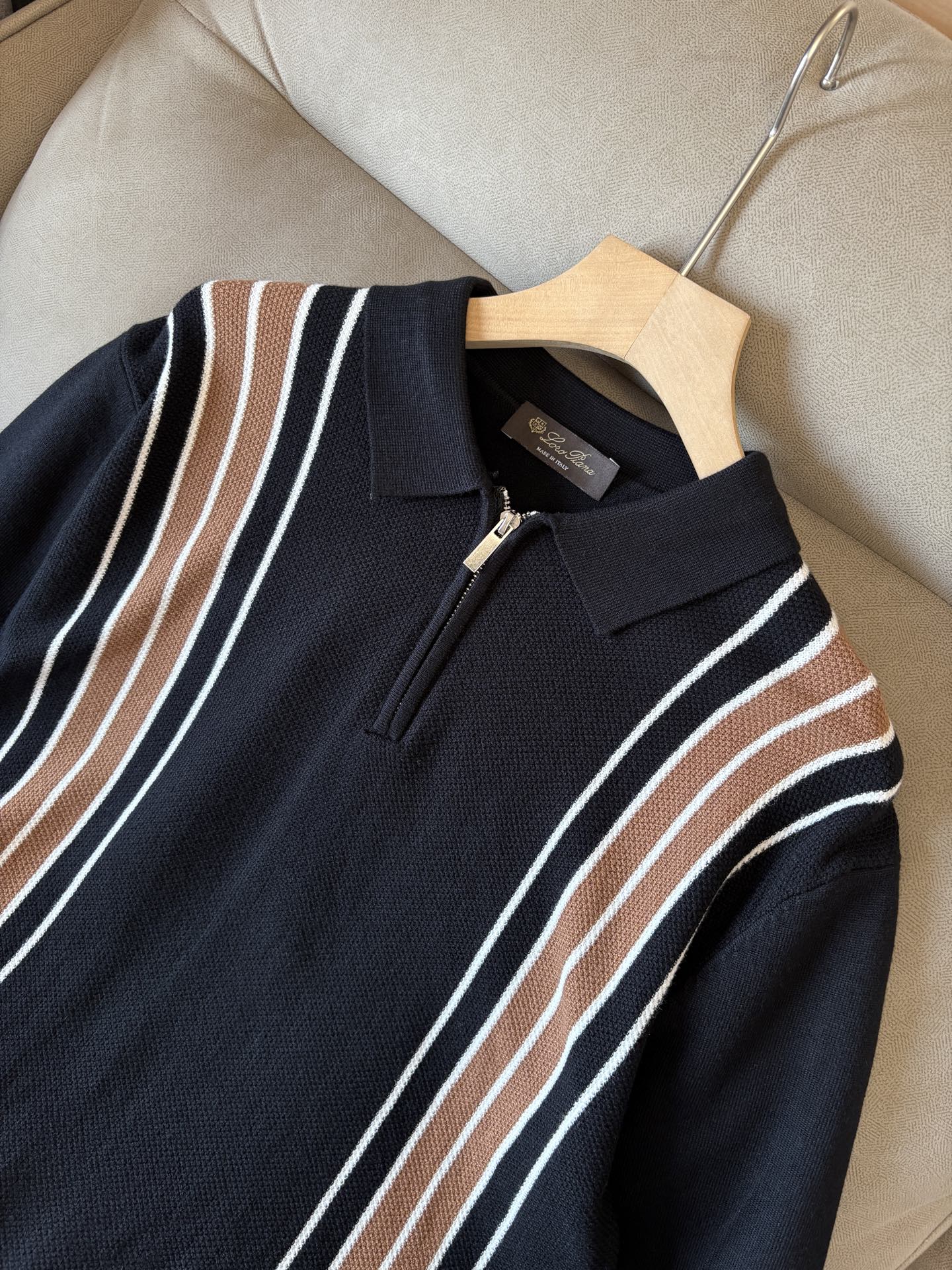 耗时王”菱形提花设计甄选超细优质纱线翻领短袖男士典藏款「耗时王」长袖针织奢雅工艺，触肤即高阶。• 匠心底