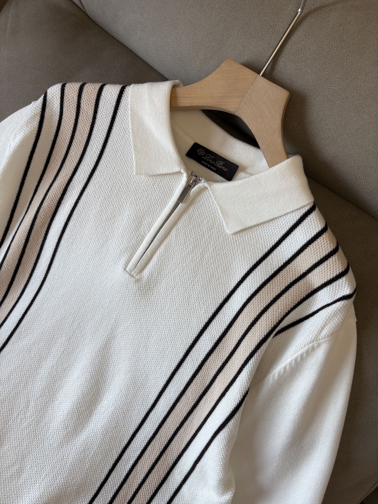 耗时王”菱形提花设计甄选超细优质纱线翻领短袖男士典藏款「耗时王」长袖针织奢雅工艺，触肤即高阶。• 匠心底