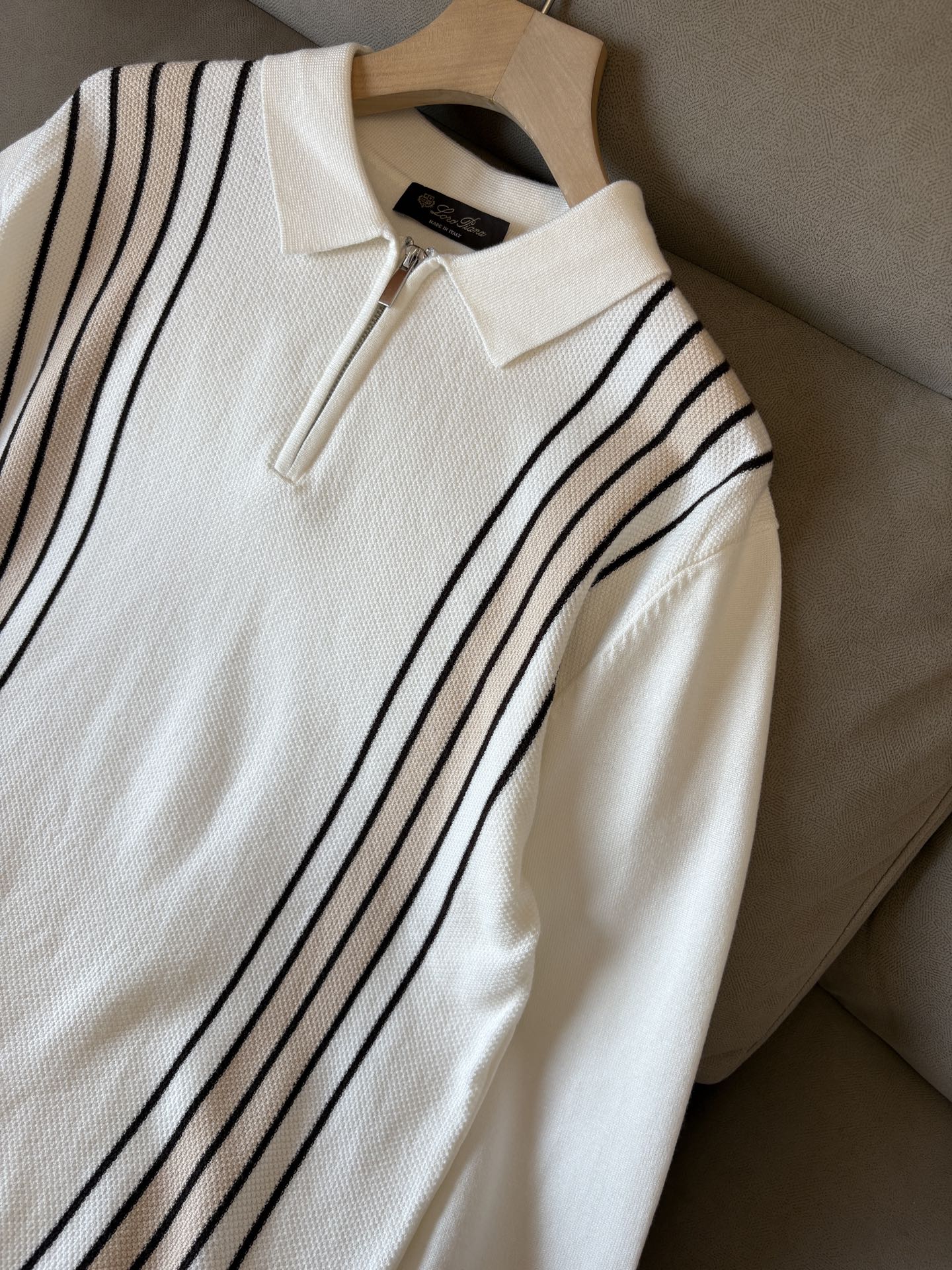 耗时王”菱形提花设计甄选超细优质纱线翻领短袖男士典藏款「耗时王」长袖针织奢雅工艺，触肤即高阶。• 匠心底