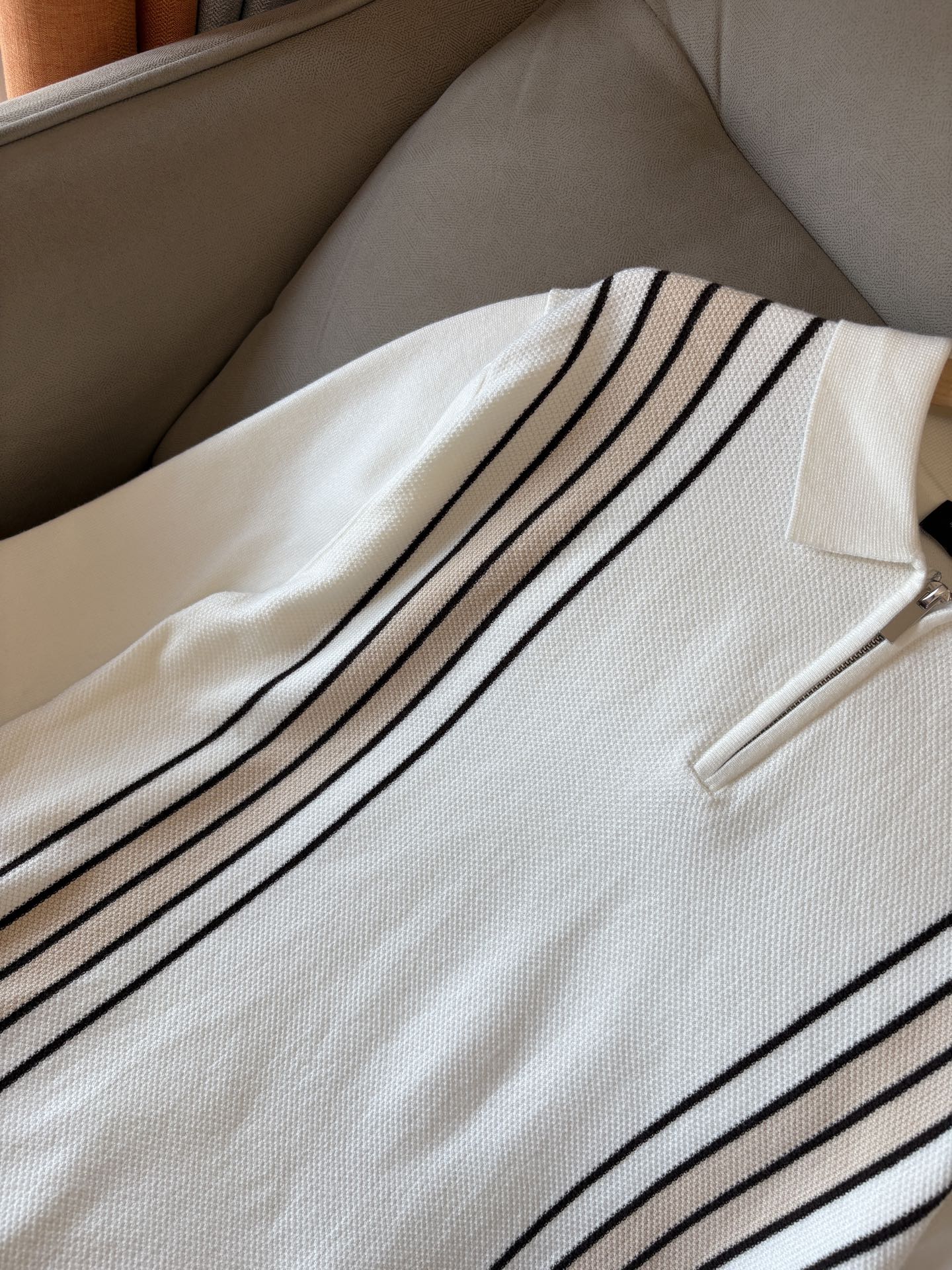 耗时王”菱形提花设计甄选超细优质纱线翻领短袖男士典藏款「耗时王」长袖针织奢雅工艺，触肤即高阶。• 匠心底