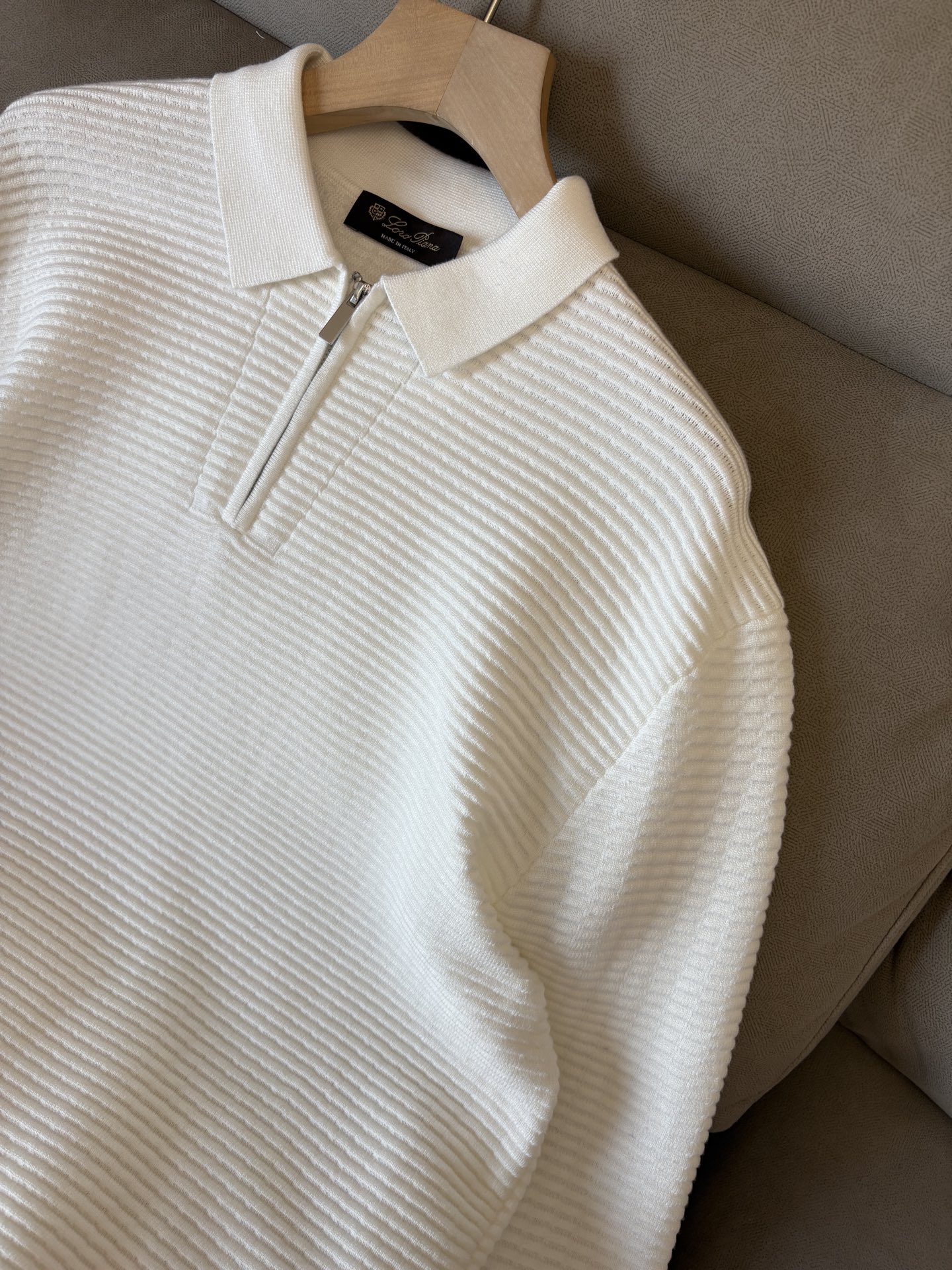 耗时王”菱形提花设计甄选超细优质纱线翻领短袖男士典藏款「耗时王」长袖针织奢雅工艺，触肤即高阶。• 匠心底