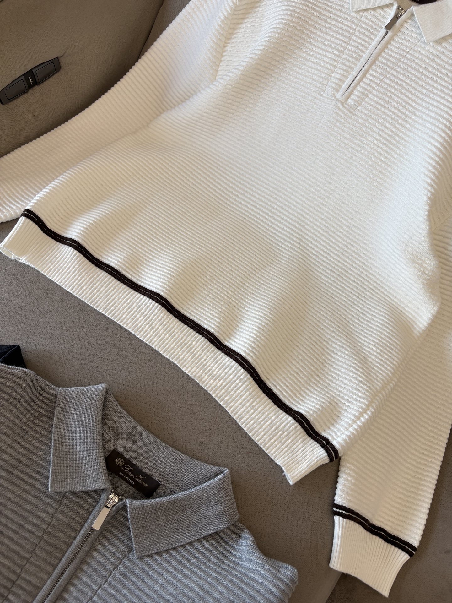 耗时王”菱形提花设计甄选超细优质纱线翻领短袖男士典藏款「耗时王」长袖针织奢雅工艺，触肤即高阶。• 匠心底