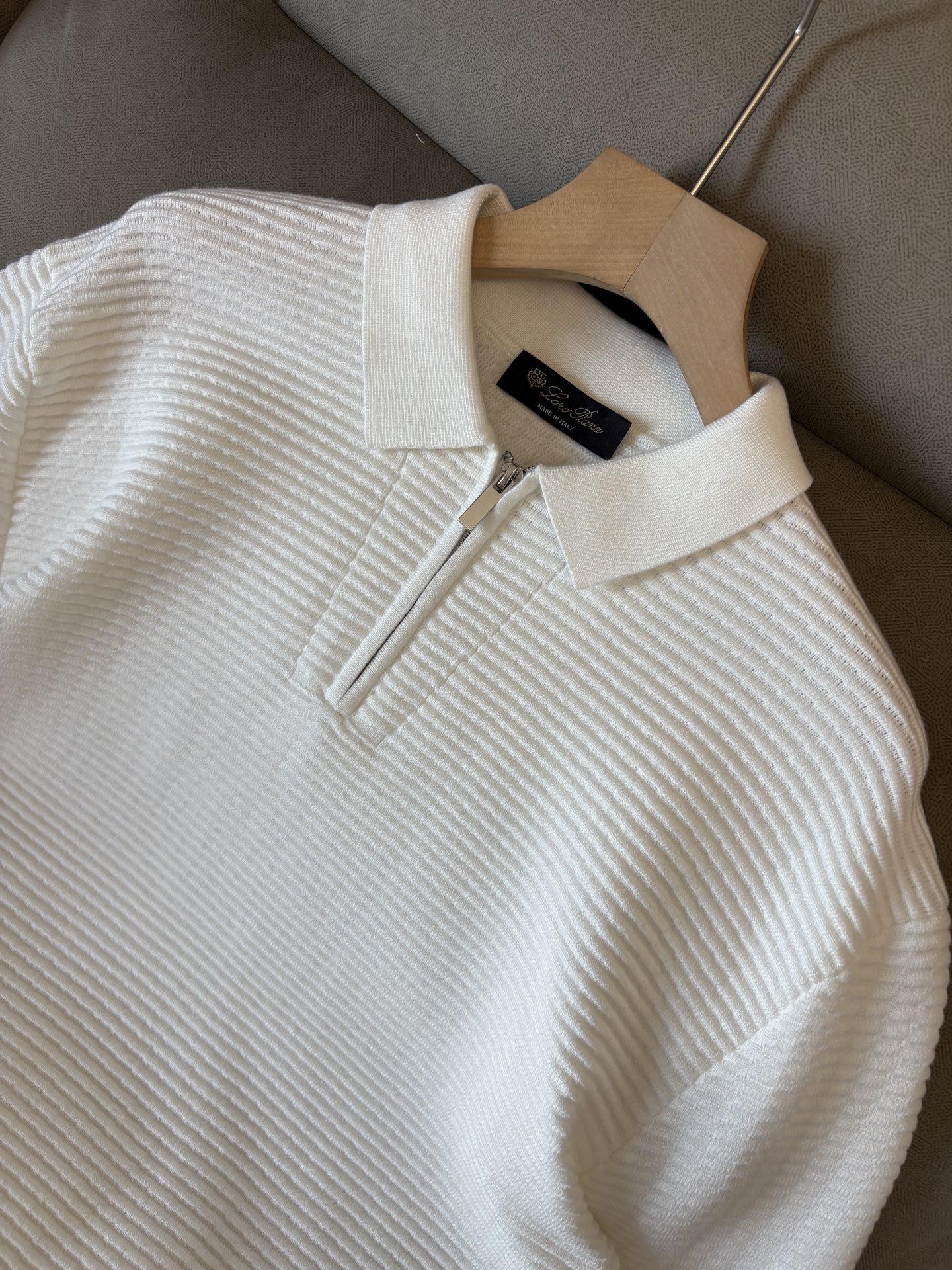 耗时王”菱形提花设计甄选超细优质纱线翻领短袖男士典藏款「耗时王」长袖针织奢雅工艺，触肤即高阶。• 匠心底