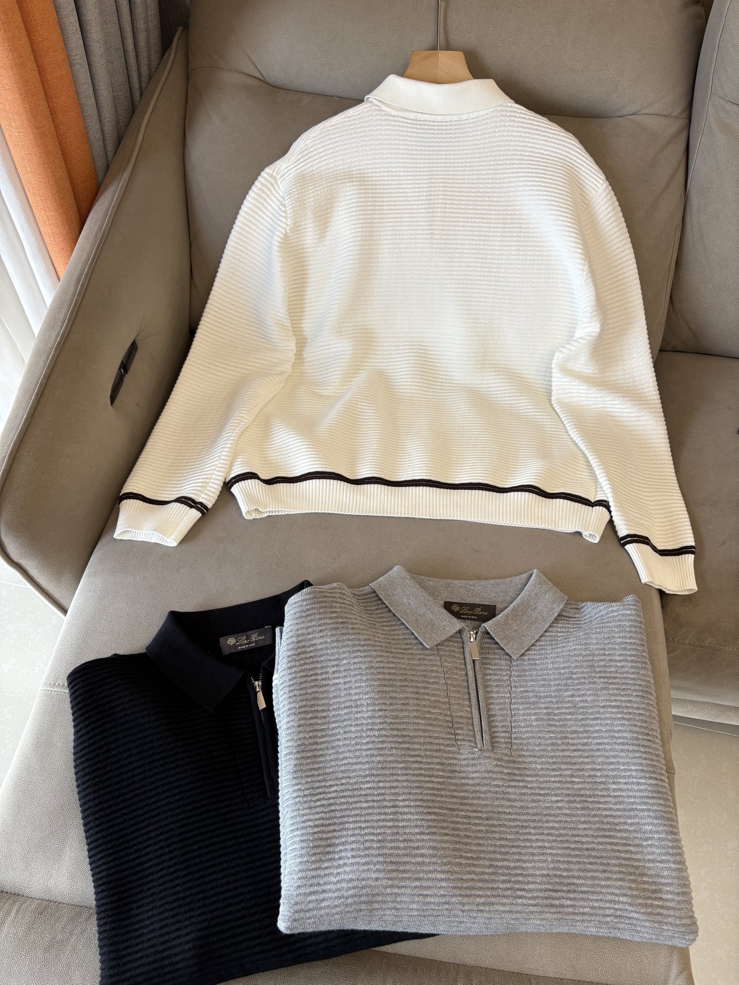 耗时王”菱形提花设计甄选超细优质纱线翻领短袖男士典藏款「耗时王」长袖针织奢雅工艺，触肤即高阶。• 匠心底