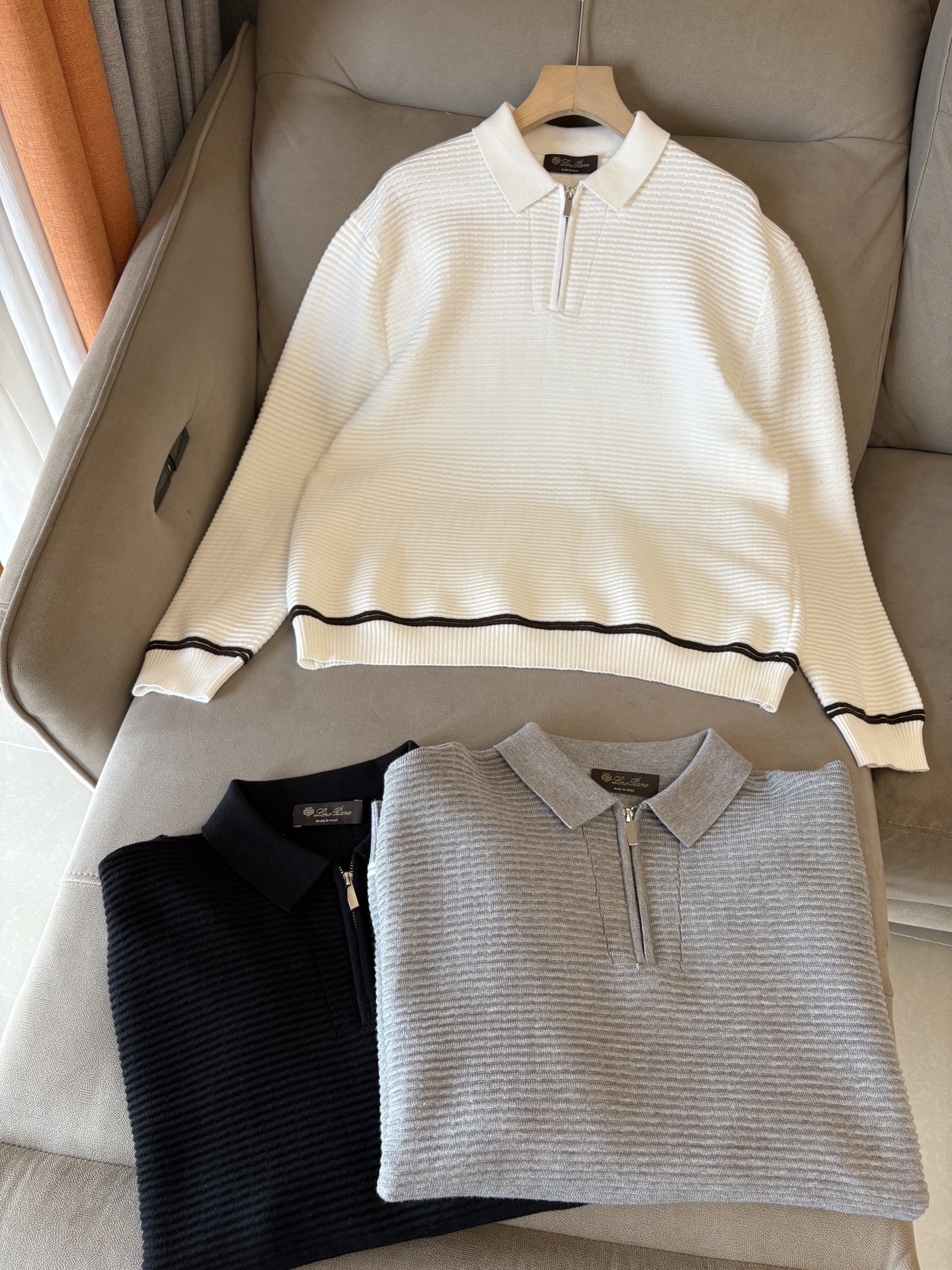 耗时王”菱形提花设计甄选超细优质纱线翻领短袖男士典藏款「耗时王」长袖针织奢雅工艺，触肤即高阶。• 匠心底