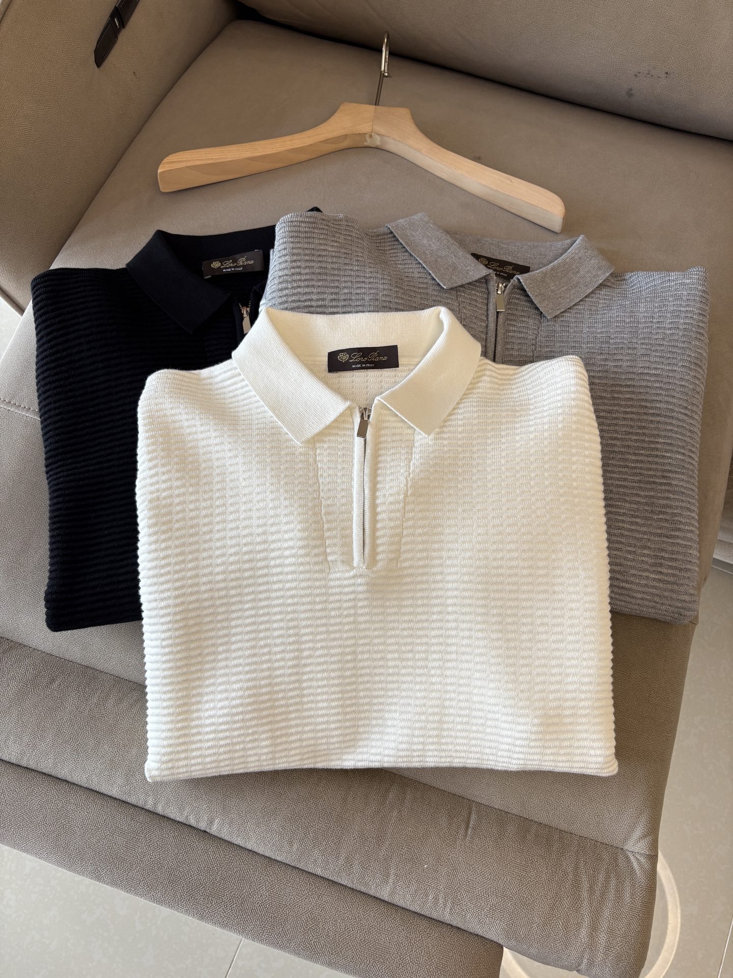 NO:499729,Time-consuming King' diamond jacquard design selects ultra-fine high-quality yarn lapel short-sleeved men's collection 'Time-consuming King' long-sleeved knitting and elegant craftsmanship, which touches the skin with high-end style. The ingenuity of diamond-shaped hollow jacquard is carved with three-dimensional diamond jacquard that takes months to carve, and the architectural aesthetic texture is weaving between warp and weft. The light and shadow penetrate through, and the gestures show low-key luxury. Classic lattice lapel long-sleeved design Simple lapel outlines neat lines, short-sleeved cut is suitable for multiple scenes - the layered suits during business meetings show elegance, casual wear reveals gentleman's taste, and the collection style never fades. The ultimate quality testimony of details Precision turning ensures that the seams are flat, the bone position is reinforced and durable and does not deform; the neckline threads have been washed and tested, and they are still as crisp as new as they wear for a long time, and every detail is a testimony of 'time-consuming'.  Code number M-3XL, T-shirt, business suit, alexander wang19860909耗时王”菱形提花设计甄选超细优质纱线翻领短袖男士典藏款「耗时王」长袖针织奢雅工艺,触肤即高阶. 匠心底蕴菱形镂空提花 耗时数月雕琢的立体菱形提花,经纬间织就建筑美学肌理,光影穿透时显隐交错,举手投足尽展低调奢华. 经典型格翻领长袖设计 简约翻领勾勒利落线条,短袖剪裁适配多场景——商务会晤时叠搭西装显儒雅,休闲时光单穿流露绅士品味,典藏款型永不褪色. 细节至臻品质见证 精密车工确保接缝平整,骨位加固耐穿不变形；领口螺纹经水洗测试,久穿仍挺括如新,每一处细节皆为「耗时」证言. 码数M-3XL,,T-shirt,business suit,alexander wang,Men's clothing