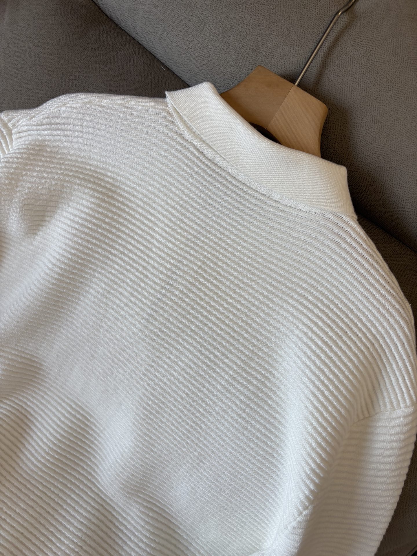 耗时王”菱形提花设计甄选超细优质纱线翻领短袖男士典藏款「耗时王」长袖针织奢雅工艺，触肤即高阶。• 匠心底