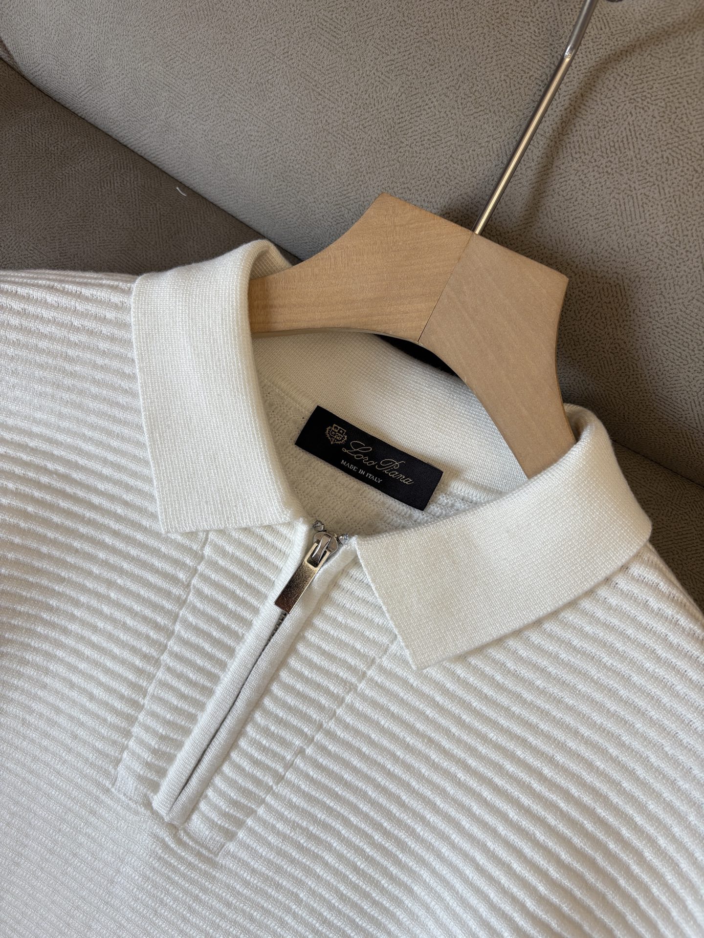 耗时王”菱形提花设计甄选超细优质纱线翻领短袖男士典藏款「耗时王」长袖针织奢雅工艺，触肤即高阶。• 匠心底