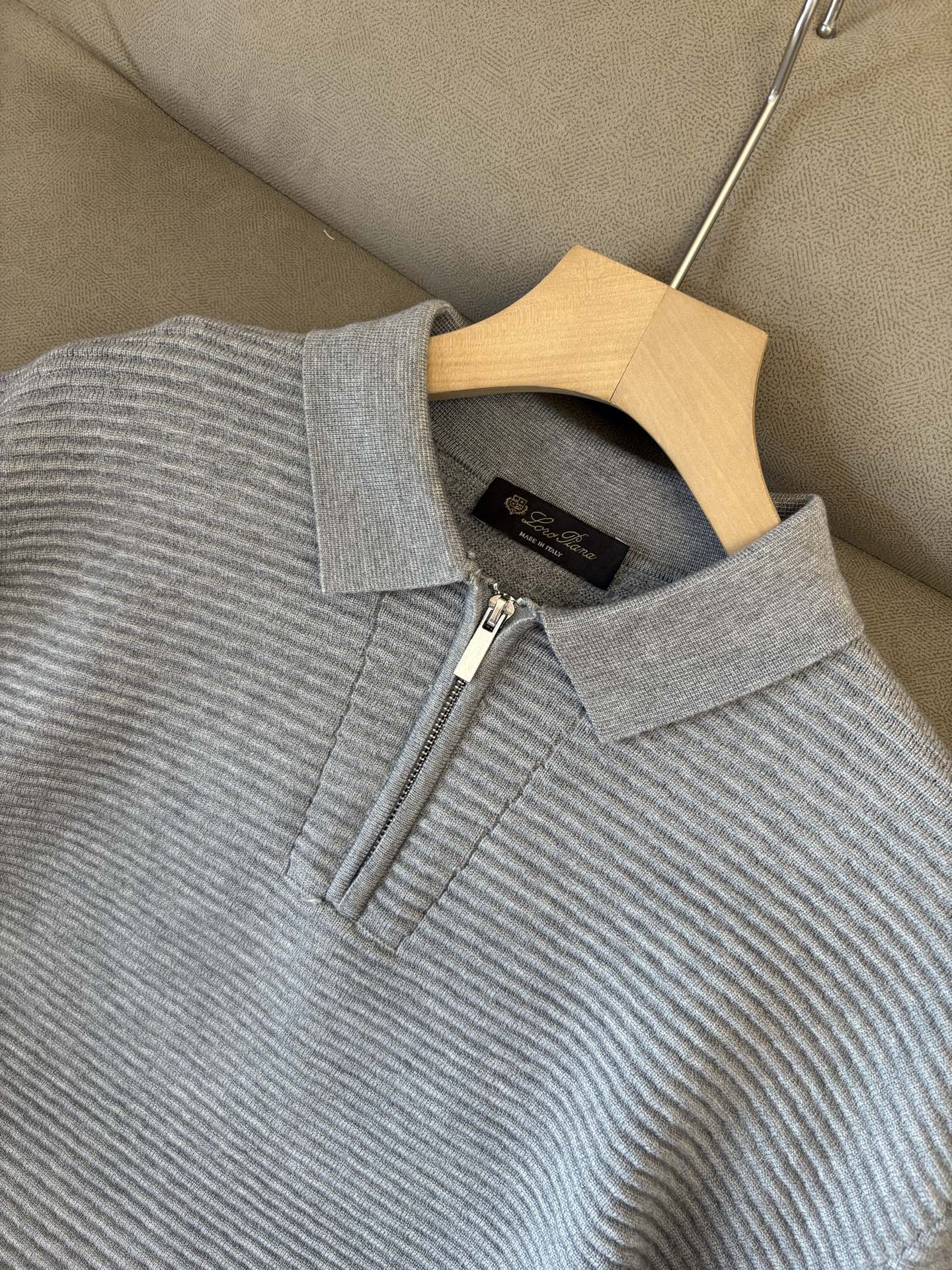 耗时王”菱形提花设计甄选超细优质纱线翻领短袖男士典藏款「耗时王」长袖针织奢雅工艺，触肤即高阶。• 匠心底