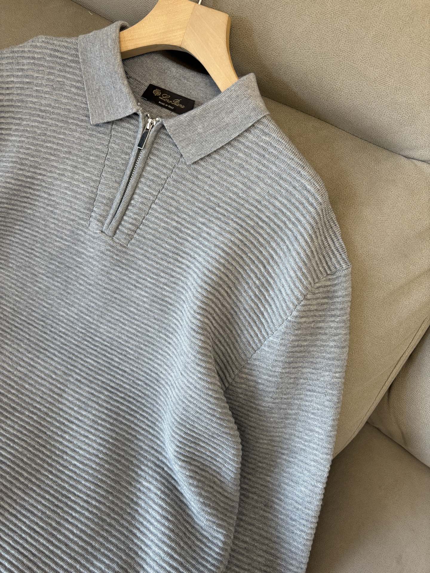 耗时王”菱形提花设计甄选超细优质纱线翻领短袖男士典藏款「耗时王」长袖针织奢雅工艺，触肤即高阶。• 匠心底