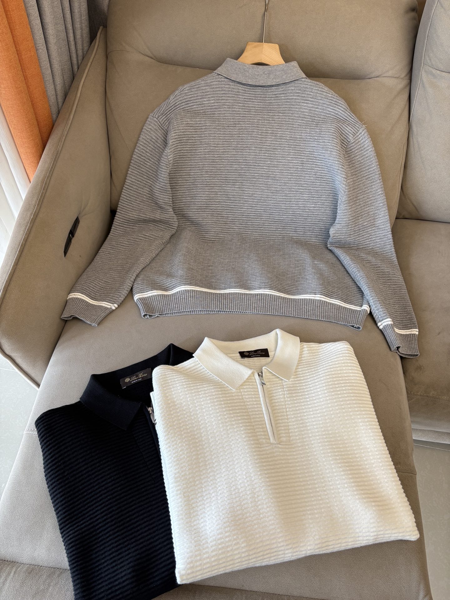 耗时王”菱形提花设计甄选超细优质纱线翻领短袖男士典藏款「耗时王」长袖针织奢雅工艺，触肤即高阶。• 匠心底