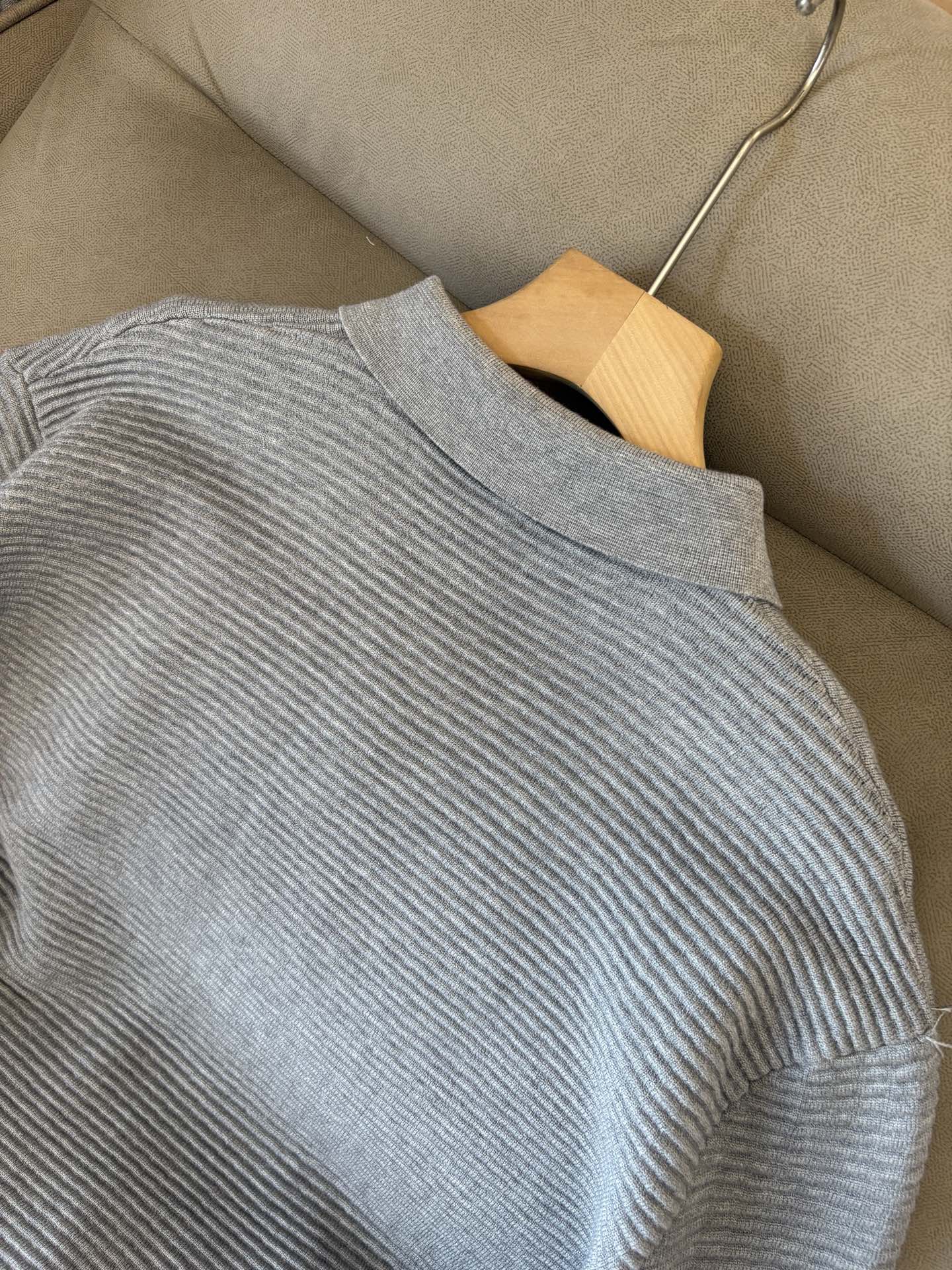 耗时王”菱形提花设计甄选超细优质纱线翻领短袖男士典藏款「耗时王」长袖针织奢雅工艺，触肤即高阶。• 匠心底