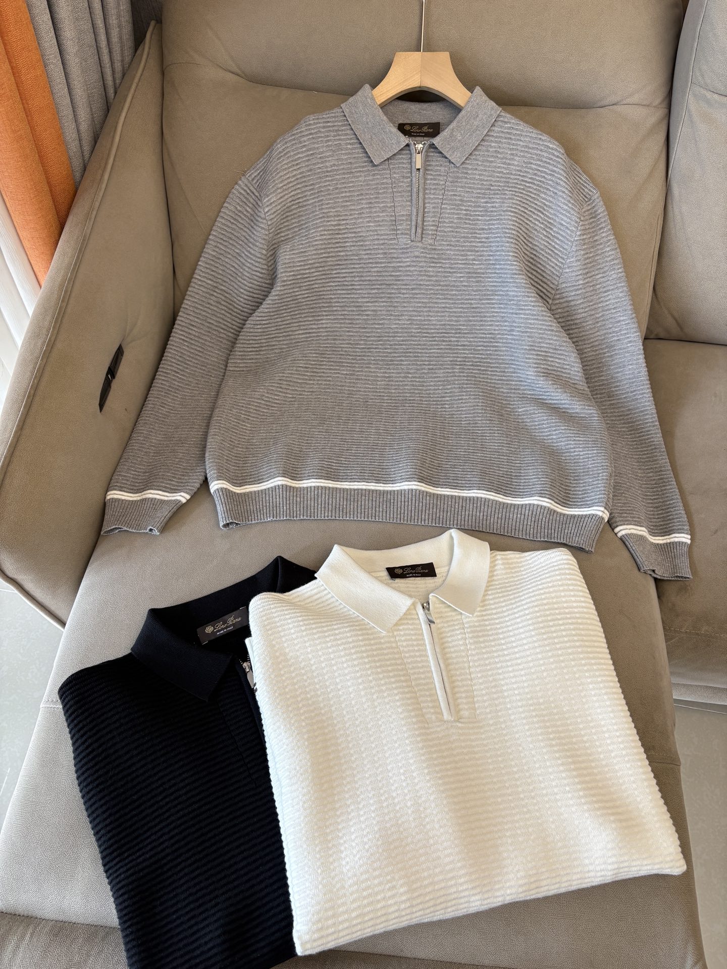 耗时王”菱形提花设计甄选超细优质纱线翻领短袖男士典藏款「耗时王」长袖针织奢雅工艺，触肤即高阶。• 匠心底