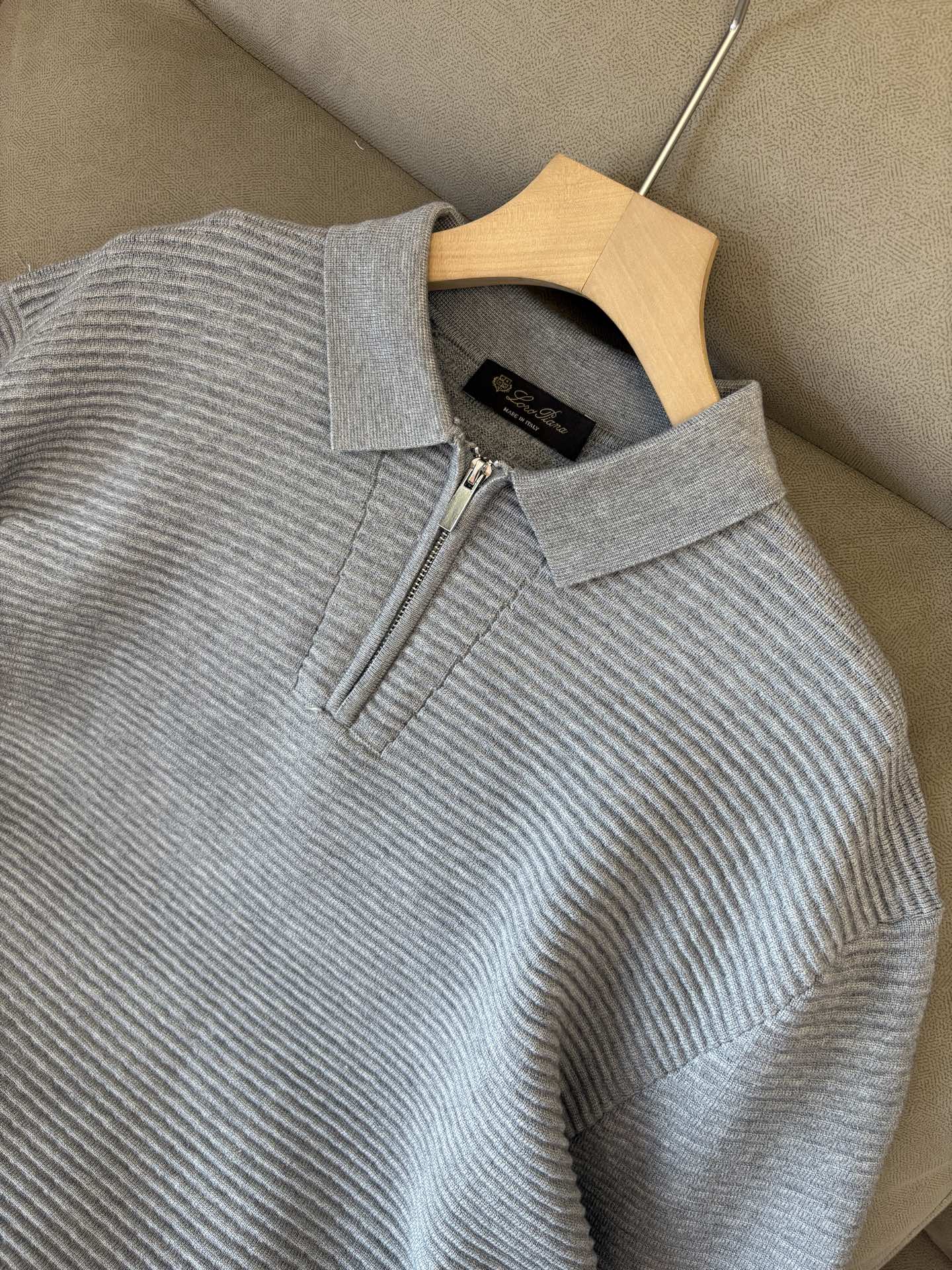 耗时王”菱形提花设计甄选超细优质纱线翻领短袖男士典藏款「耗时王」长袖针织奢雅工艺，触肤即高阶。• 匠心底