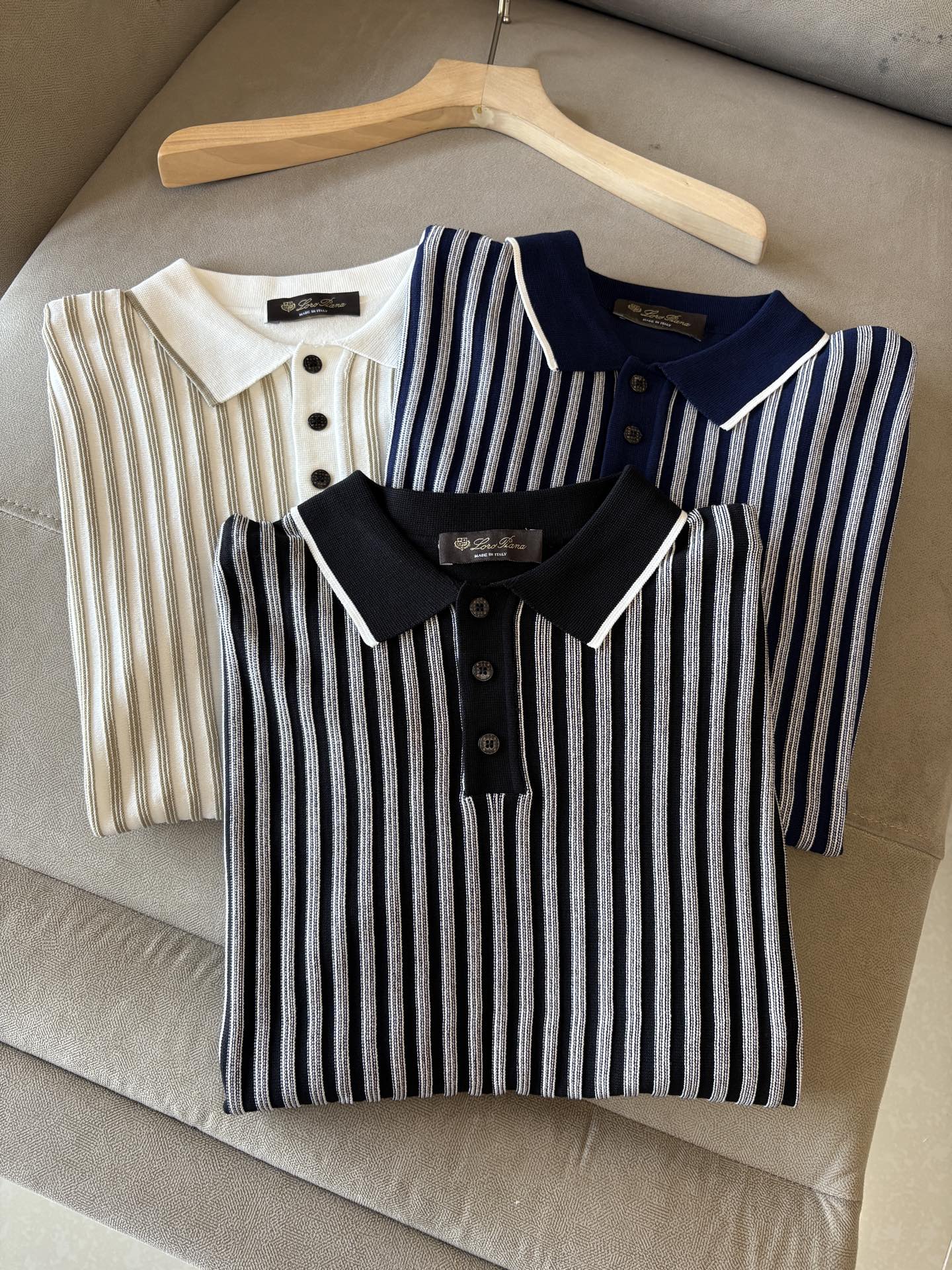 NO:499734,Time-consuming King' diamond jacquard design selects ultra-fine high-quality yarn lapel short-sleeved men's collection 'Time-consuming King' round neck and elegant craftsmanship, which is high-end when touching the skin. Craftsmanship and diamond hollow jacquard are carved with three-dimensional diamond jacquard that takes months to carve, woven architectural aesthetic texture between warp and weft, and the light and shadow penetrate, showing low-key luxury when light and shadow penetrate, and every move shows low-key luxury. Classic grid lapel short-sleeved design Simple lapel outlines neat lines, short-sleeved cut adapts to multiple scenes - layered suits during business meetings show elegance, casual wear reveals gentleman's taste, and the collection style never fades. The ultimate quality testimony of details Precision turning ensures that the seams are flat, the bone position is reinforced and durable without deformation; the neckline threads have been washed and tested, and they are still as crisp as new as they wear for a long time, and every detail is a testimony of 'time-consuming'. Code M-3XL001  020, T-shirt,business suit,alexander wang19860909耗时王”菱形提花设计甄选超细优质纱线翻领短袖男士典藏款「耗时王」圆领奢雅工艺,触肤即高阶. 匠心底蕴菱形镂空提花 耗时数月雕琢的立体菱形提花,经纬间织就建筑美学肌理,光影穿透时显隐交错,举手投足尽展低调奢华. 经典型格翻领短袖设计 简约翻领勾勒利落线条,短袖剪裁适配多场景——商务会晤时叠搭西装显儒雅,休闲时光单穿流露绅士品味,典藏款型永不褪色. 细节至臻品质见证 精密车工确保接缝平整,骨位加固耐穿不变形；领口螺纹经水洗测试,久穿仍挺括如新,每一处细节皆为「耗时」证言. 码数M-3XL001 020,,T-shirt,business suit,alexander wang,Men's clothing