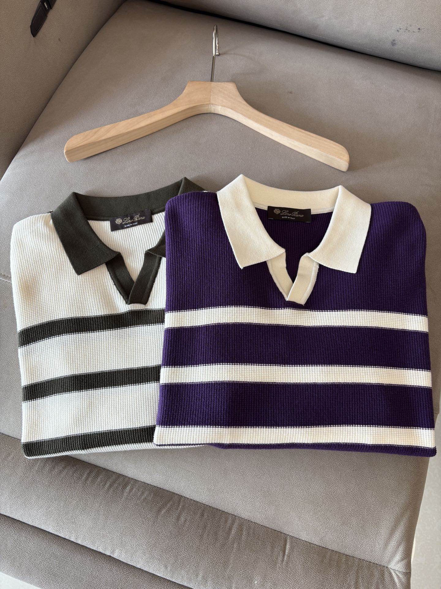 NO:503667,Time-consuming King' diamond jacquard design selects ultra-fine high-quality yarn lapel short-sleeved men's collection 'Time-consuming King' long-sleeved knitting and elegant craftsmanship, which touches the skin with high-end style. The ingenuity of diamond-shaped hollow jacquard is carved with three-dimensional diamond jacquard that takes months to carve, and the architectural aesthetic texture is weaving between warp and weft. The light and shadow penetrate through, and the gestures show low-key luxury. Classic lattice lapel long-sleeved design Simple lapel outlines neat lines, short-sleeved cut is suitable for multiple scenes - the layered suits during business meetings show elegance, casual wear reveals gentleman's taste, and the collection style never fades. The ultimate quality testimony of details Precision turning ensures that the seams are flat, the bone position is reinforced and durable and does not deform; the neckline threads have been washed and tested, and they are still as crisp as new as they wear for a long time, and every detail is a testimony of 'time-consuming'.  Code number M-3XL, T-shirt, business suit, alexander wang19860909耗时王”菱形提花设计甄选超细优质纱线翻领短袖男士典藏款「耗时王」长袖针织奢雅工艺,触肤即高阶. 匠心底蕴菱形镂空提花 耗时数月雕琢的立体菱形提花,经纬间织就建筑美学肌理,光影穿透时显隐交错,举手投足尽展低调奢华. 经典型格翻领长袖设计 简约翻领勾勒利落线条,短袖剪裁适配多场景——商务会晤时叠搭西装显儒雅,休闲时光单穿流露绅士品味,典藏款型永不褪色. 细节至臻品质见证 精密车工确保接缝平整,骨位加固耐穿不变形；领口螺纹经水洗测试,久穿仍挺括如新,每一处细节皆为「耗时」证言. 码数M-3XL,,T-shirt,business suit,alexander wang,Men's clothing