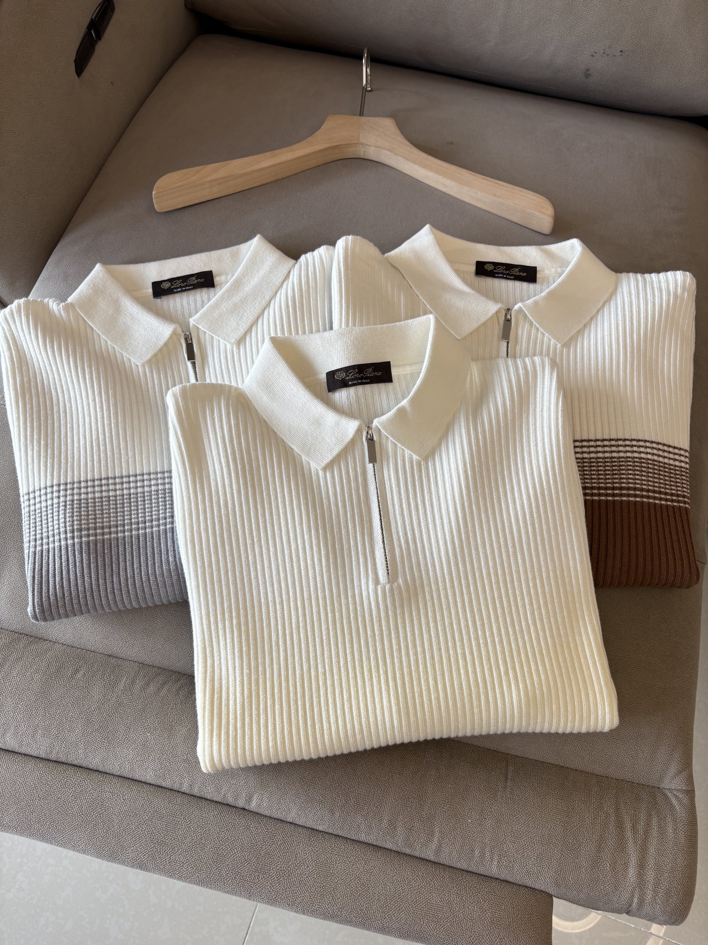 NO:503656,Time-consuming King' diamond jacquard design selects ultra-fine high-quality yarn lapel short-sleeved men's collection 'Time-consuming King' long-sleeved knitting and elegant craftsmanship, which touches the skin with high-end style. The ingenuity of diamond-shaped hollow jacquard is carved with three-dimensional diamond jacquard that takes months to carve, and the architectural aesthetic texture is weaving between warp and weft. The light and shadow penetrate through, and the gestures show low-key luxury. Classic lattice lapel long-sleeved design Simple lapel outlines neat lines, short-sleeved cut is suitable for multiple scenes - the layered suits during business meetings show elegance, casual wear reveals gentleman's taste, and the collection style never fades. The ultimate quality testimony of details Precision turning ensures that the seams are flat, the bone position is reinforced and durable and does not deform; the neckline threads have been washed and tested, and they are still as crisp as new as they wear for a long time, and every detail is a testimony of 'time-consuming'.  Code number M-3XL, T-shirt, business suit, alexander wang19860909耗时王”菱形提花设计甄选超细优质纱线翻领短袖男士典藏款「耗时王」长袖针织奢雅工艺,触肤即高阶. 匠心底蕴菱形镂空提花 耗时数月雕琢的立体菱形提花,经纬间织就建筑美学肌理,光影穿透时显隐交错,举手投足尽展低调奢华. 经典型格翻领长袖设计 简约翻领勾勒利落线条,短袖剪裁适配多场景——商务会晤时叠搭西装显儒雅,休闲时光单穿流露绅士品味,典藏款型永不褪色. 细节至臻品质见证 精密车工确保接缝平整,骨位加固耐穿不变形；领口螺纹经水洗测试,久穿仍挺括如新,每一处细节皆为「耗时」证言. 码数M-3XL,,T-shirt,business suit,alexander wang,Men's clothing