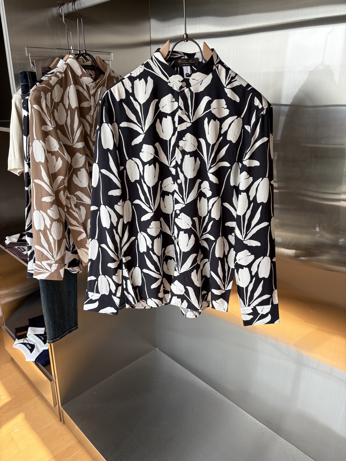 NO:503661,L; The ceiling of the men's clothing industry, this lapel thread shirt has a long sleeve accurate to the delicate craftsmanship of each needle, completely different from ordinary fabric cutting. The lines are smooth, the style is crisp, perfectly modifying the body, and the classic lapel design is simple but not atmospheric. The texture is silky, close to the body, skin-friendly and breathable!  Whether it is daily going out or business leisure, you can easily control it, demonstrating the elegant temperament of a man!  Code number M-4XL, alexander wang19860909L;家男装界的天花板,这款翻领麻料衫长袖精准到每一针的细腻工艺,完全区别于普通面料裁剪.线条流畅,版型挺括,完美修饰身形,经典翻领设计,简约而不失大气.质感丝滑,贴身亲肤透气！无论是日常出街还是商务休闲,都能轻松驾驭,彰显男士优雅气质！ 码数M-4XL,,alexander wang,Men's clothing