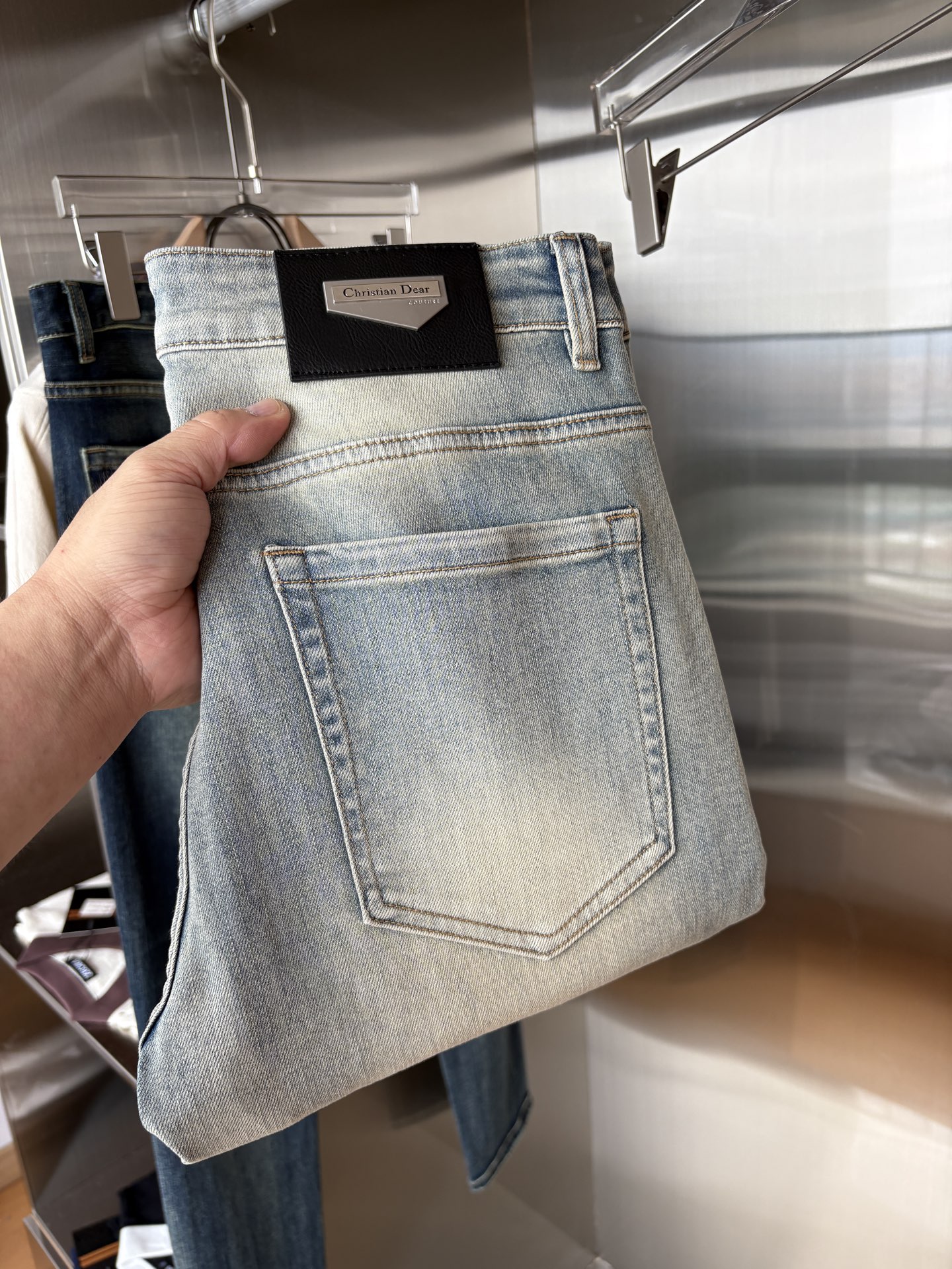 NO:502481,A super stylish jeans, customized original washing denim fabric, unique design, top-grade embroidery craft letter pattern logo, original hardware and auxiliary decoration, an extremely superior jeans, the materials and craftsmanship are extremely luxurious and exquisite, the grade is extremely high, the upper body is handsome and stylish, recommended, 005 yards 29-38 without 35; 37, jeans, alexander wang19860909超级有范儿的一款牛仔裤,定制原版水洗牛仔面料,独特设计,顶级刺绣工艺字母图案logo,原版五金辅料装饰,极为翘楚的一款牛仔裤,用料与工艺都极致奢华精湛,档次极高,上身帅气有型,推荐,005码数29-38没35；37,,jeans,alexander wang,Men's clothing