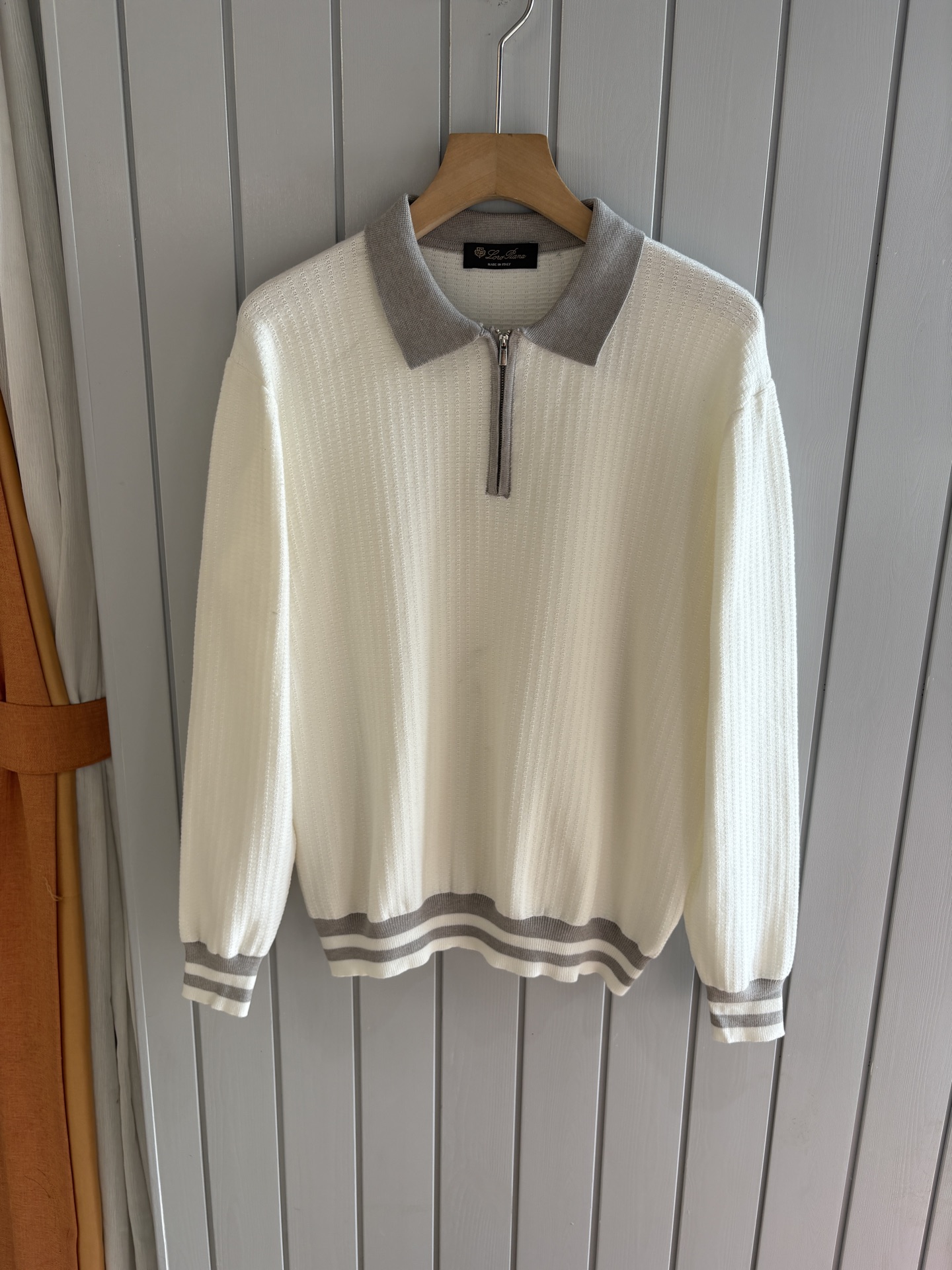 NO:507062,Time-consuming King' diamond jacquard design selects ultra-fine high-quality yarn lapel short-sleeved men's collection 'Time-consuming King' long-sleeved knitting and elegant craftsmanship, which touches the skin with high-end style. The ingenuity of diamond-shaped hollow jacquard is carved with three-dimensional diamond jacquard that takes months to carve, and the architectural aesthetic texture is weaving between warp and weft. The light and shadow penetrate through, and the gestures show low-key luxury. Classic lattice lapel long-sleeved design Simple lapel outlines neat lines, short-sleeved cut is suitable for multiple scenes - the layered suits during business meetings show elegance, casual wear reveals gentleman's taste, and the collection style never fades. The ultimate quality testimony of details Precision turning ensures that the seams are flat, the bone position is reinforced and durable and does not deform; the neckline threads have been washed and tested, and they are still as crisp as new as they wear for a long time, and every detail is a testimony of 'time-consuming'.  Code number M-3XL, T-shirt, business suit, alexander wang19860909耗时王”菱形提花设计甄选超细优质纱线翻领短袖男士典藏款「耗时王」长袖针织奢雅工艺,触肤即高阶. 匠心底蕴菱形镂空提花 耗时数月雕琢的立体菱形提花,经纬间织就建筑美学肌理,光影穿透时显隐交错,举手投足尽展低调奢华. 经典型格翻领长袖设计 简约翻领勾勒利落线条,短袖剪裁适配多场景——商务会晤时叠搭西装显儒雅,休闲时光单穿流露绅士品味,典藏款型永不褪色. 细节至臻品质见证 精密车工确保接缝平整,骨位加固耐穿不变形；领口螺纹经水洗测试,久穿仍挺括如新,每一处细节皆为「耗时」证言. 码数M-3XL,,T-shirt,business suit,alexander wang,Men's clothing