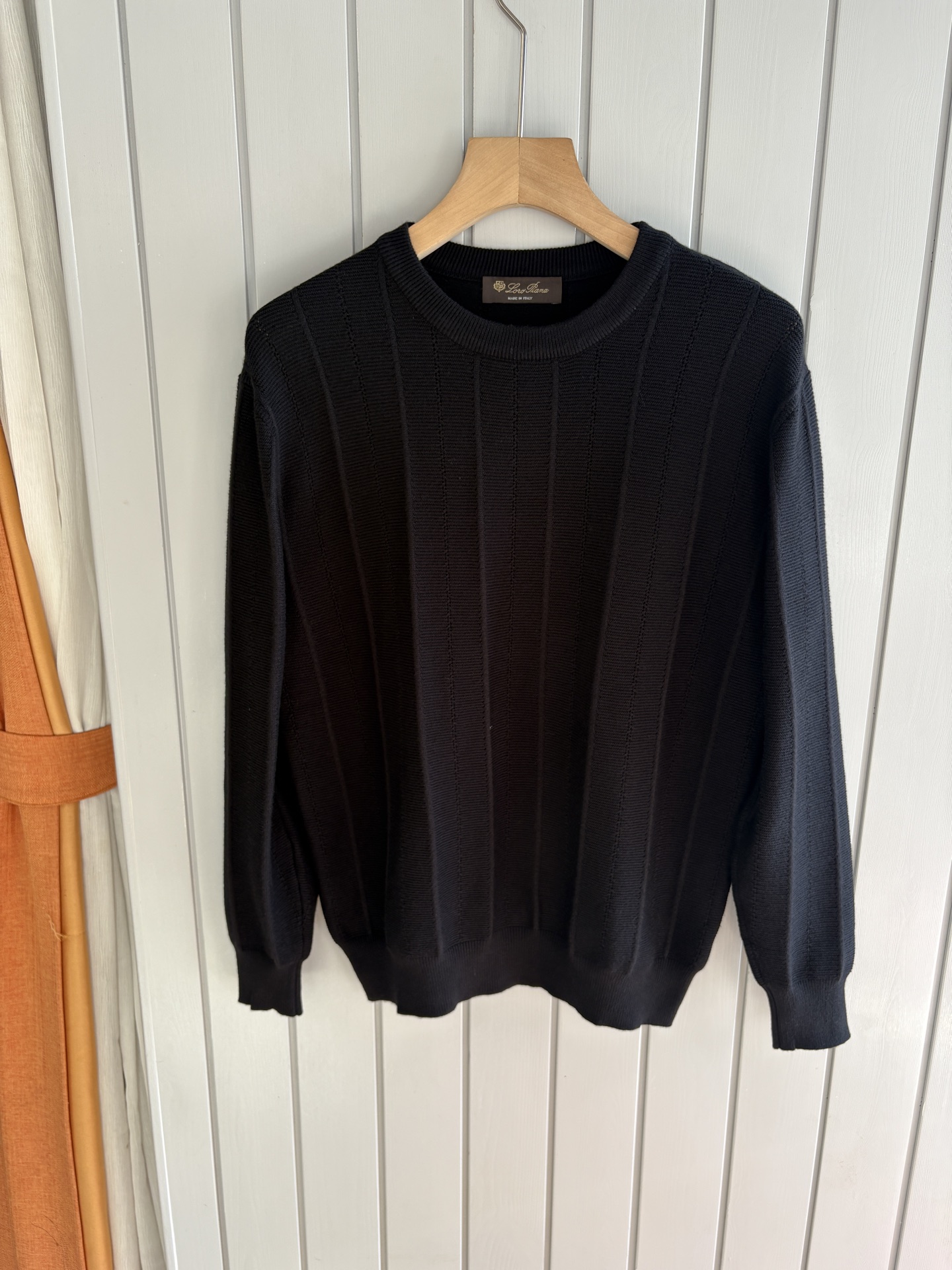 NO:510565,Time-consuming King' diamond jacquard design selects ultra-fine high-quality yarn lapel short-sleeved men's collection 'Time-consuming King' long-sleeved knitting and elegant craftsmanship, which touches the skin with high-end style. The ingenuity of diamond-shaped hollow jacquard is carved with three-dimensional diamond jacquard that takes months to carve, and the architectural aesthetic texture is weaving between warp and weft. The light and shadow penetrate through, and the gestures show low-key luxury. Classic lattice lapel long-sleeved design Simple lapel outlines neat lines, short-sleeved cut is suitable for multiple scenes - the layered suits during business meetings show elegance, casual wear reveals gentleman's taste, and the collection style never fades. The ultimate quality testimony of details Precision turning ensures that the seams are flat, the bone position is reinforced and durable and does not deform; the neckline threads have been washed and tested, and they are still as crisp as new as they wear for a long time, and every detail is a testimony of 'time-consuming'.  Code number M-3XL, T-shirt, business suit, alexander wang19860909耗时王”菱形提花设计甄选超细优质纱线翻领短袖男士典藏款「耗时王」长袖针织奢雅工艺,触肤即高阶. 匠心底蕴菱形镂空提花 耗时数月雕琢的立体菱形提花,经纬间织就建筑美学肌理,光影穿透时显隐交错,举手投足尽展低调奢华. 经典型格翻领长袖设计 简约翻领勾勒利落线条,短袖剪裁适配多场景——商务会晤时叠搭西装显儒雅,休闲时光单穿流露绅士品味,典藏款型永不褪色. 细节至臻品质见证 精密车工确保接缝平整,骨位加固耐穿不变形；领口螺纹经水洗测试,久穿仍挺括如新,每一处细节皆为「耗时」证言. 码数M-3XL,,T-shirt,business suit,alexander wang,Men's clothing