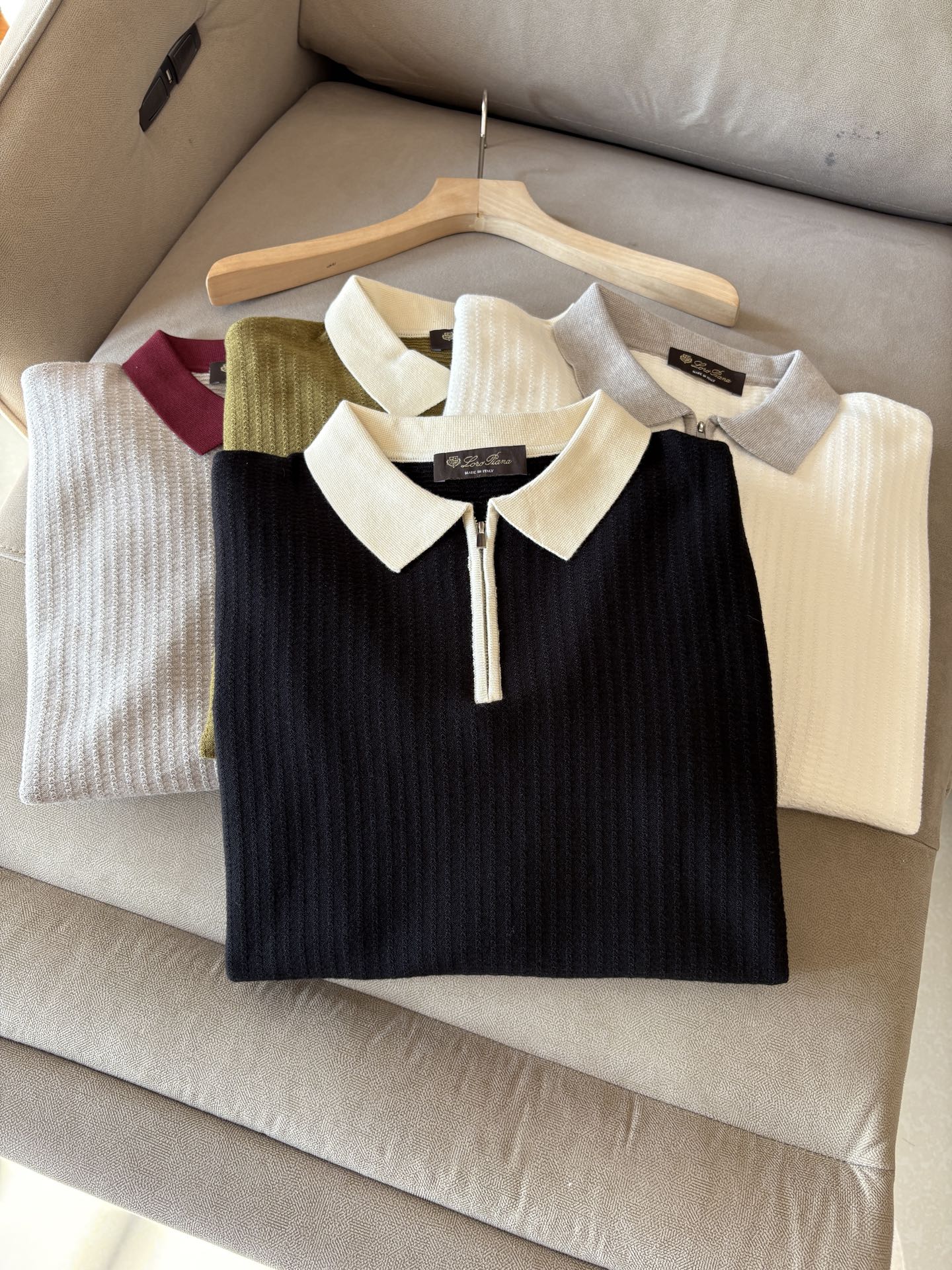 NO:504218,Time-consuming King' diamond jacquard design selects ultra-fine high-quality yarn lapel short-sleeved men's collection 'Time-consuming King' long-sleeved knitting and elegant craftsmanship, which touches the skin with high-end style. The ingenuity of diamond-shaped hollow jacquard is carved with three-dimensional diamond jacquard that takes months to carve, and the architectural aesthetic texture is weaving between warp and weft. The light and shadow penetrate through, and the gestures show low-key luxury. Classic lattice lapel long-sleeved design Simple lapel outlines neat lines, short-sleeved cut is suitable for multiple scenes - the layered suits during business meetings show elegance, casual wear reveals gentleman's taste, and the collection style never fades. The ultimate quality testimony of details Precision turning ensures that the seams are flat, the bone position is reinforced and durable and does not deform; the neckline threads have been washed and tested, and they are still as crisp as new as they wear for a long time, and every detail is a testimony of 'time-consuming'.  Code number M-3XL, T-shirt, business suit, alexander wang19860909耗时王”菱形提花设计甄选超细优质纱线翻领短袖男士典藏款「耗时王」长袖针织奢雅工艺,触肤即高阶. 匠心底蕴菱形镂空提花 耗时数月雕琢的立体菱形提花,经纬间织就建筑美学肌理,光影穿透时显隐交错,举手投足尽展低调奢华. 经典型格翻领长袖设计 简约翻领勾勒利落线条,短袖剪裁适配多场景——商务会晤时叠搭西装显儒雅,休闲时光单穿流露绅士品味,典藏款型永不褪色. 细节至臻品质见证 精密车工确保接缝平整,骨位加固耐穿不变形；领口螺纹经水洗测试,久穿仍挺括如新,每一处细节皆为「耗时」证言. 码数M-3XL,,T-shirt,business suit,alexander wang,Men's clothing